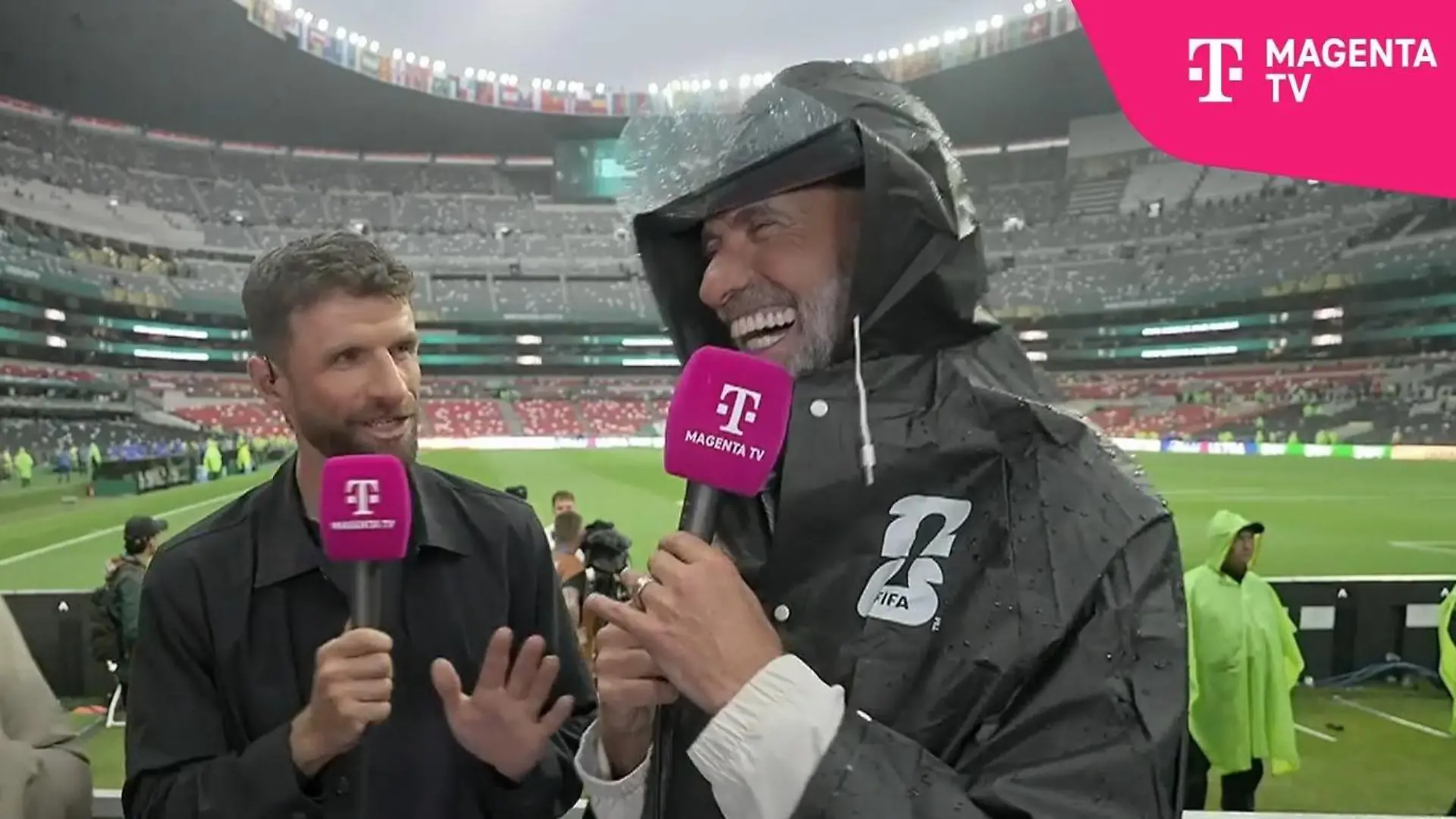 Bild von Jürgen Klopp als Feuerwehrmann! WM-Team um Thomas Müller sorgt für Lacher