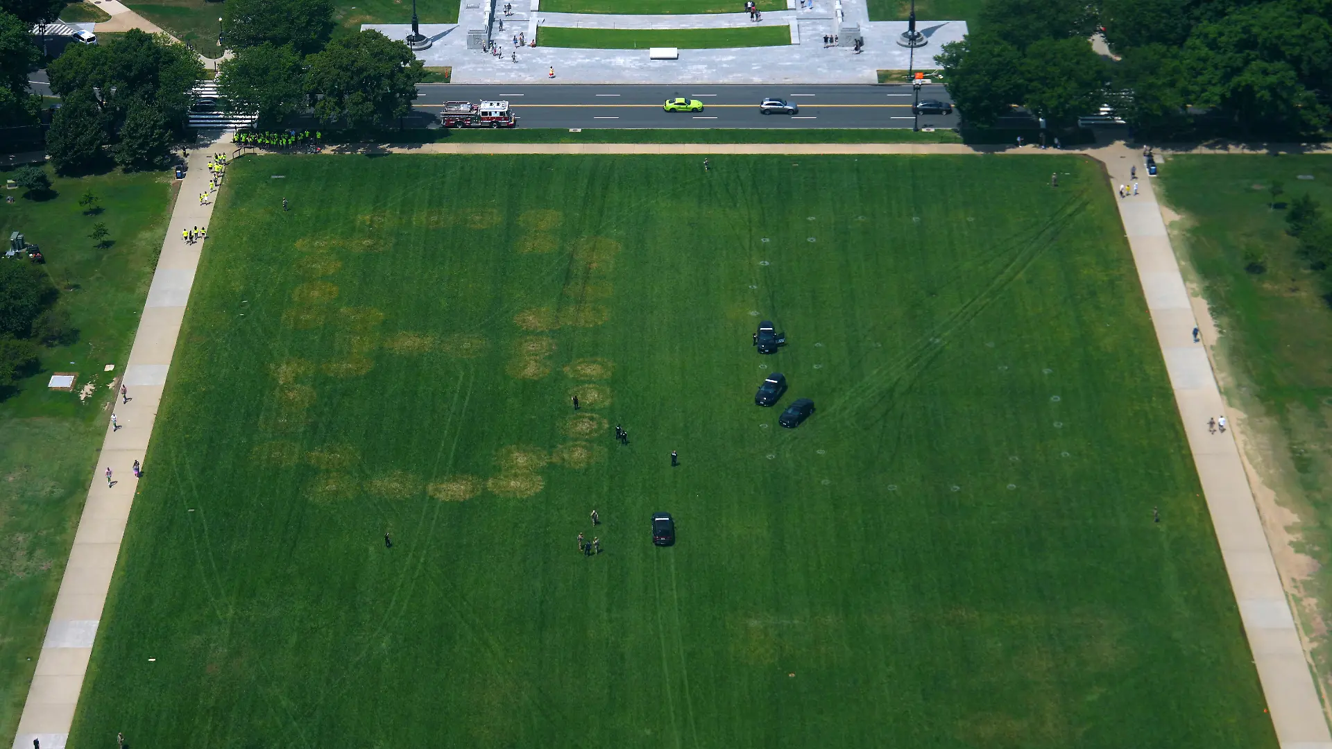 Angehörige des Militärs und der Strafverfolgungsbehörden stehen auf dem Rasen der National Mall, der zentralen Grünanlage in Washington zwischen dem Kapitol und dem Lincoln Memorial, wo sind Verfärbungen zu sehen sind, die die Zahlenkombination «86 47» bilden. Die für den Park zuständige Polizei untersucht den Vorfall, wie mehrere US-Medien übereinstimmend berichten. Die Zahlenfolge wird häufig als Ausdruck des Widerstands gegen US-Präsident Donald Trump verstanden. +++ dpa-Bildfunk +++