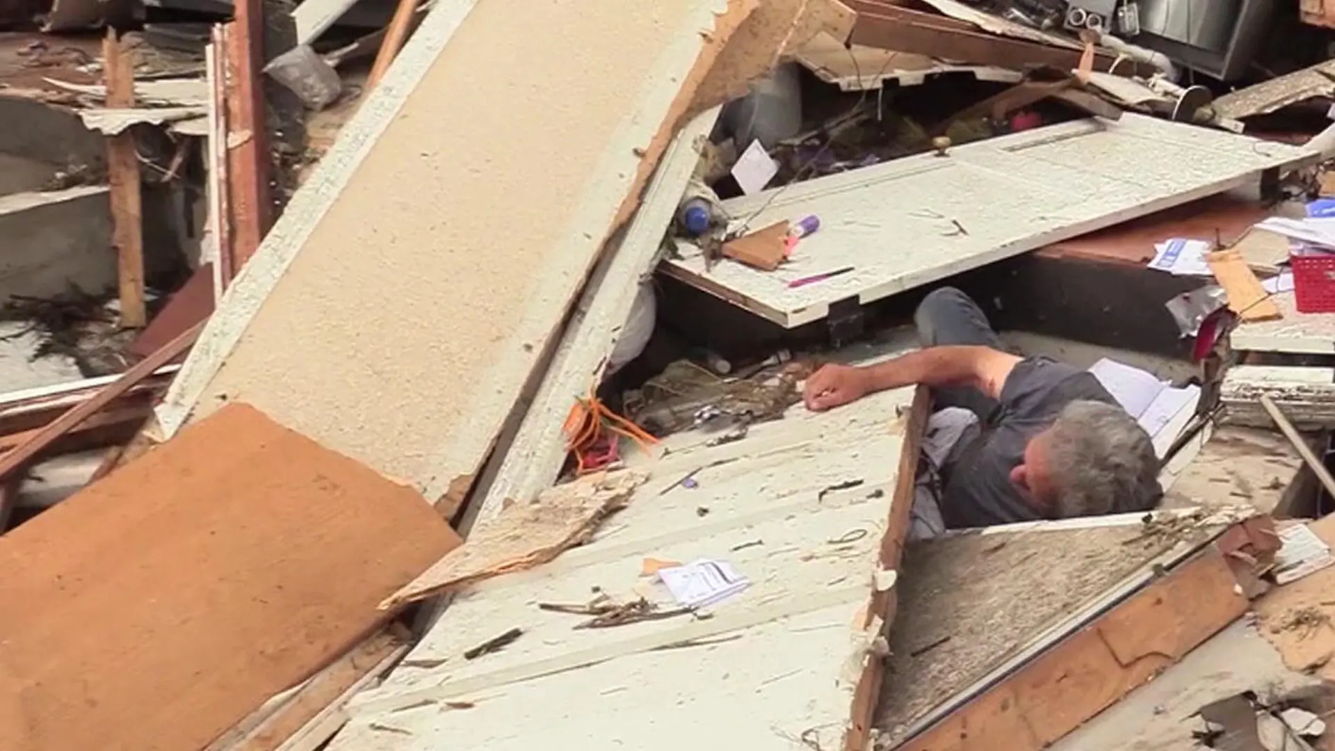 Schwer verletzt in den Trümmern! Tornado begräbt Mann unter seinem eigenen Haus „Glaube, habe mein Bein gebrochen"