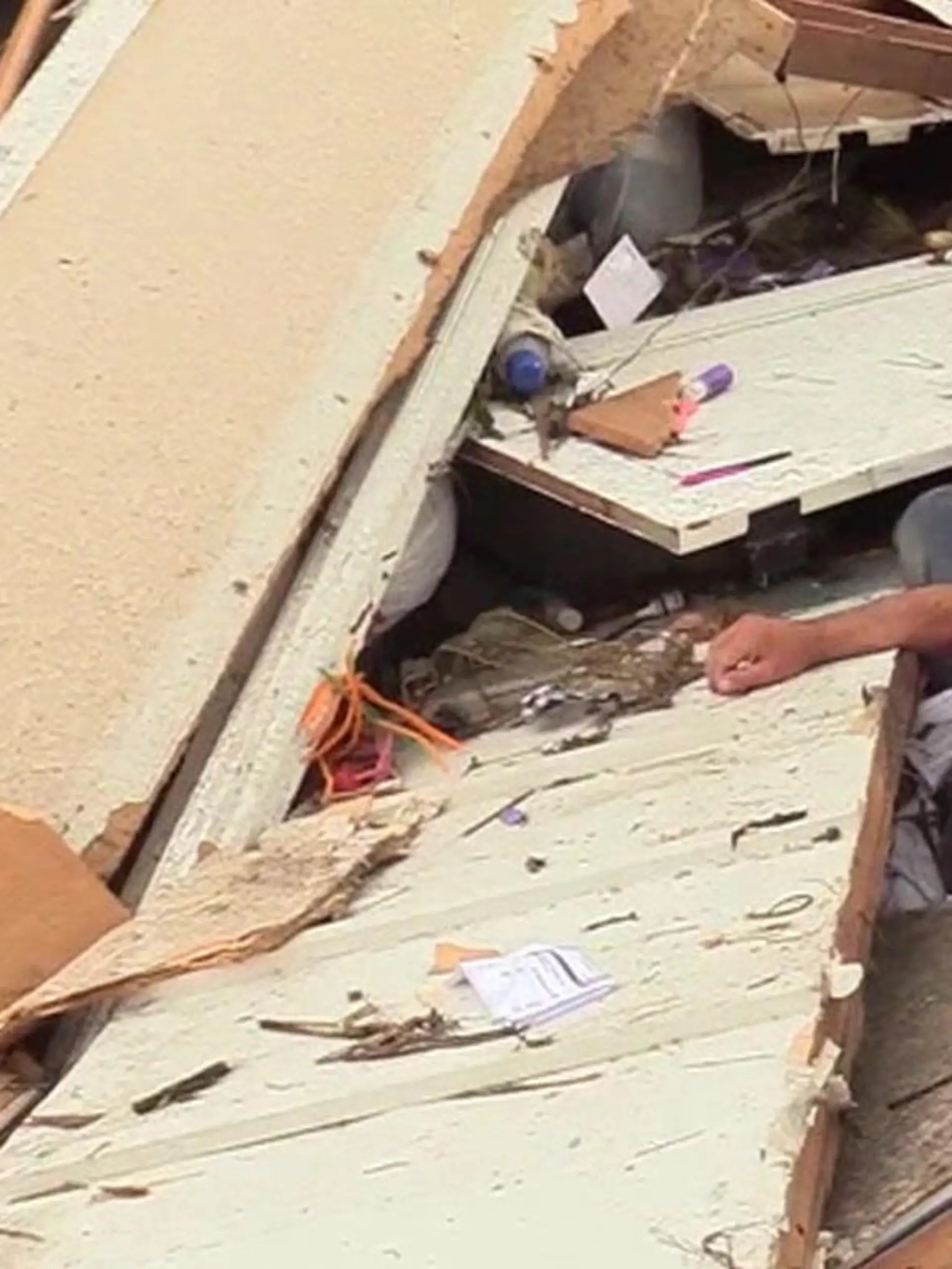 Bild zu: "Schwer verletzt in den Trümmern! Tornado begräbt Mann unter seinem eigenen Haus"
