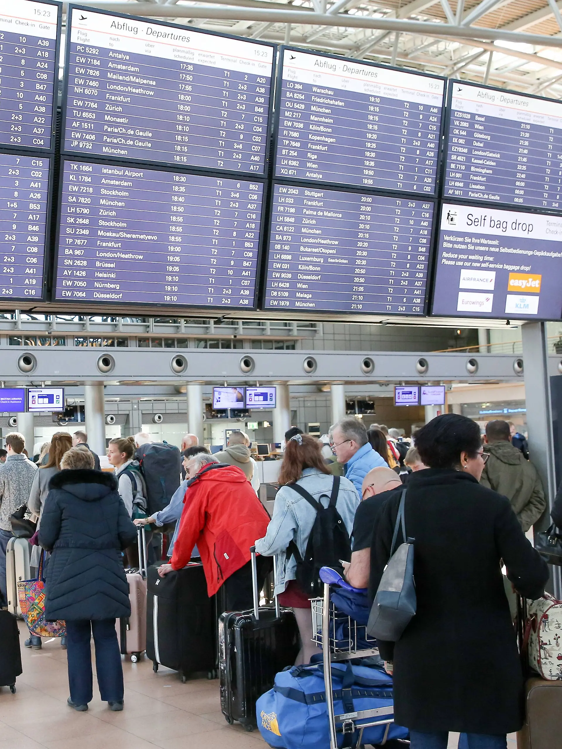 Flughafen Hamburg 16 04 2019 DEU Deutschland Hamburg Reisende warten in Schlangen an Check In Co