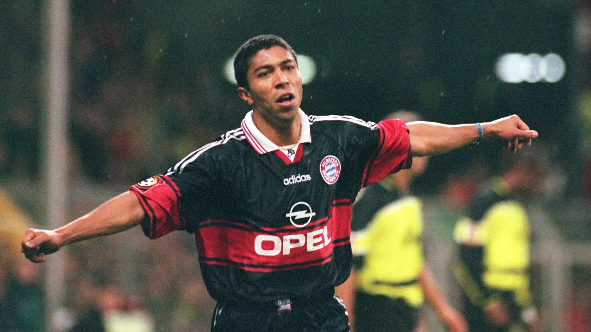 Der brasilianische Bayern-Stürmer Giovane Elber bejubelt sein Tor zum 2:0 am 11.11.1997 im Dortmunder Westfalenstadion, wo Titelverteidiger FC Bayern München das vorgezogene Fußball-Bundesligaspiel der 17. Runde gegen Borussia Dortmund mit diesem Ergebnis gewinnt. [dpabilderarchiv]