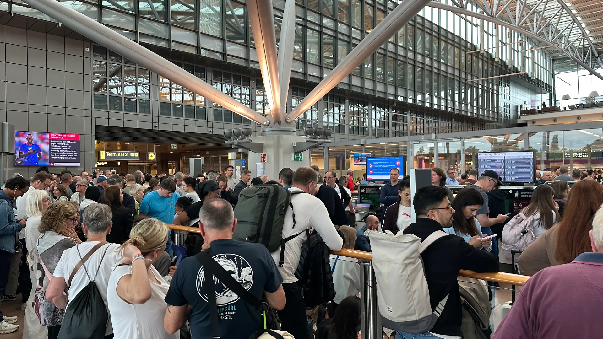 Alle Passagiere hätten den Bereich hinter den Sicherheitskontrollen verlassen müssen, sagte ein Sprecher der Bundespolizei.