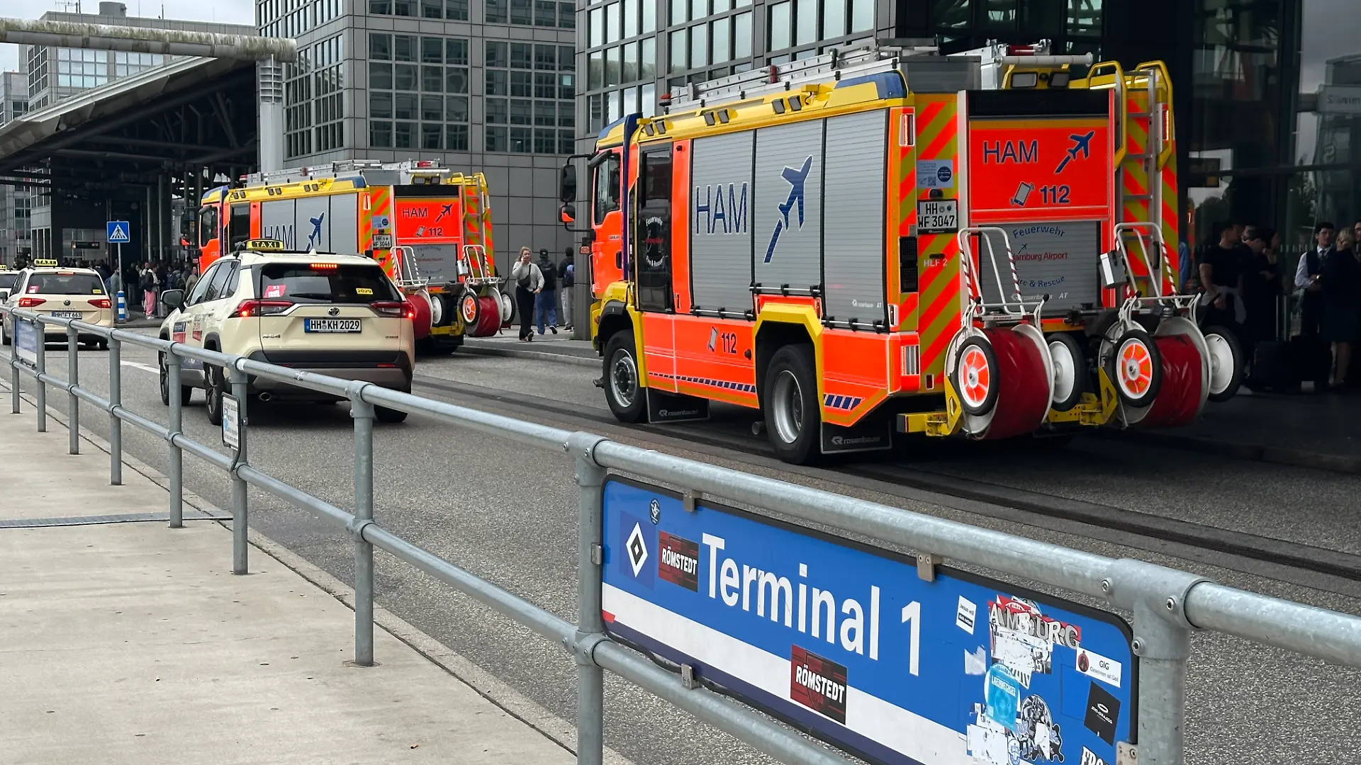 Die Polizei durchsucht den Sicherheitsbereich am Hamburger Flughafen.
