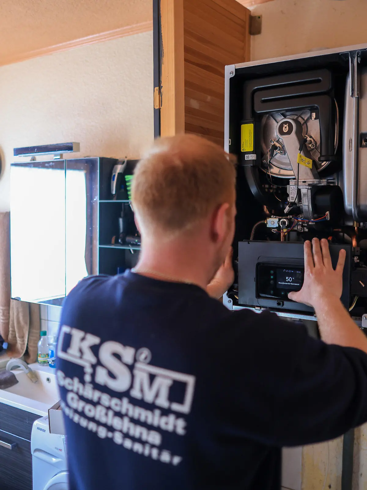 01.03.2023, Sachsen, Markranstädt: Ein Mitarbeiter einer Sanitär- und Heizungsbaufirma installiert eine moderne Gasbrennwerttherme in einem Einfamilienhaus. Die Pläne der Ampel-Koalition für die Heizungsumstellung auf erneuerbare Energien nehmen Gestalt an. Ab 2024 sollen keine neuen Erdgas- und Ölheizungen mehr eingebaut werden. An ihre Stelle träten Heizungen, die mindestens zu 65 Prozent mit erneuerbaren Energien betrieben werden. Derzeit heizt jeder zweite Haushalt in Deutschland mit Erdgas. Von der FDP kommt scharfe Kritik - und das Handwerk warnt, sich auf Technologien festzulegen. Foto: Jan Woitas/dpa +++ dpa-Bildfunk +++