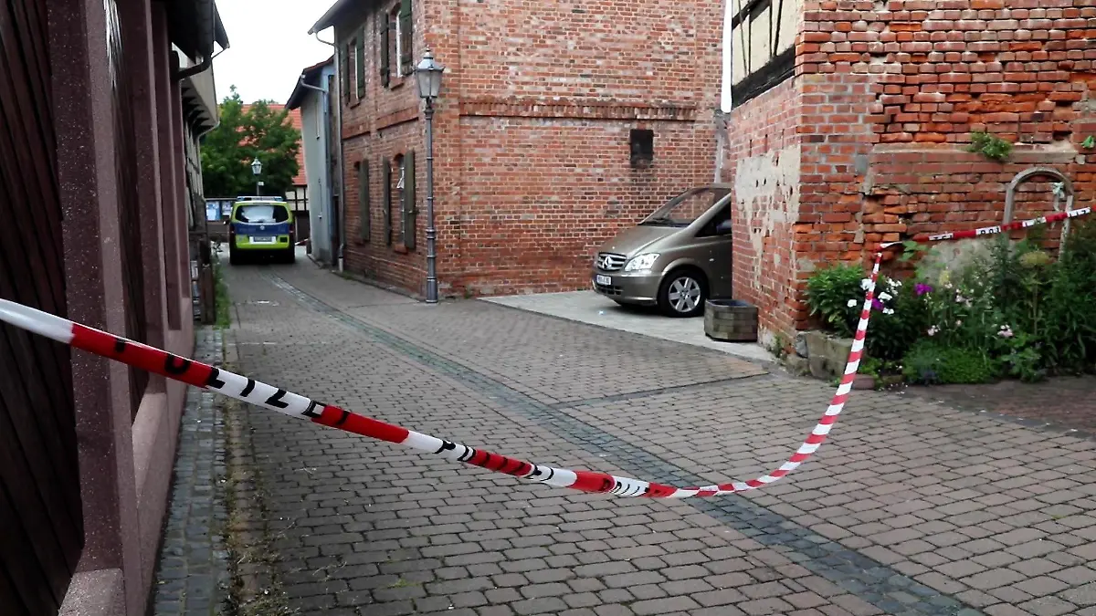 Polizei und Spurensicherung sperrten den Tatort ab.