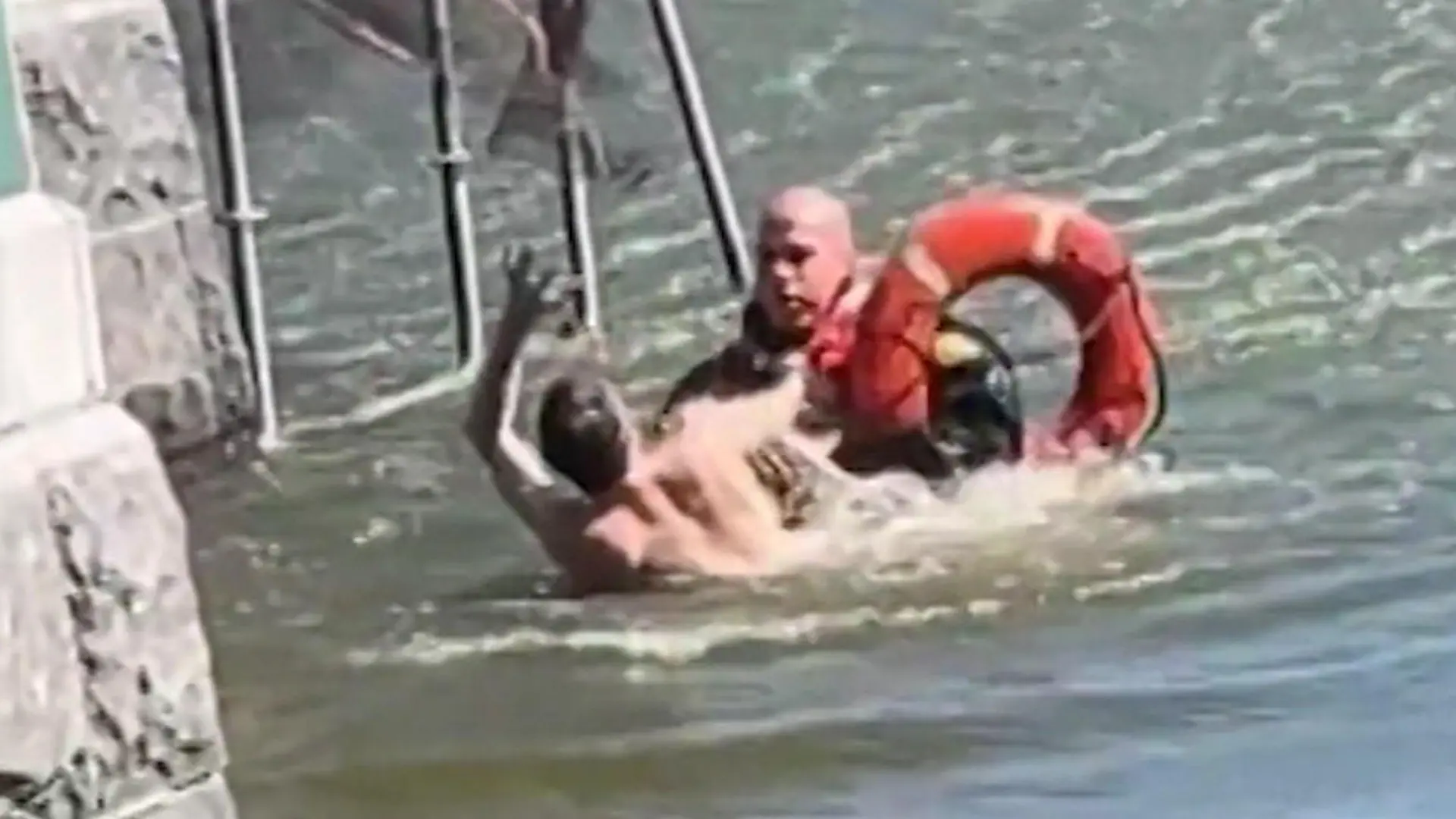 Wasser-Wrestling im Central Park! Polizei duelliert sich mit dreistem Dieb Irre Verfolgungsjagd in New York