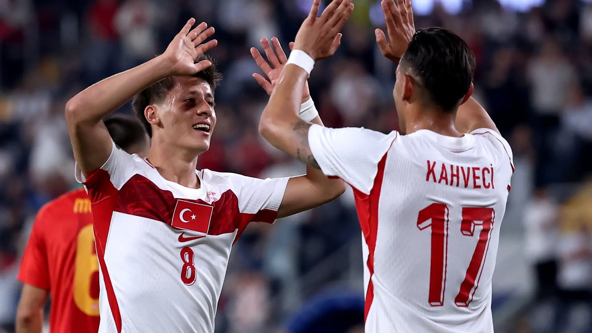 01.06.2026, Türkei, Istanbul: Fußball, Männer: Länderspiele, Türkei - Nordmazedonien, Der türkische Nationalspieler Arda Güler (l) und sein Teamkollege Irfan Can Kahveci feiern ein Tor. Foto: Samet Yalcin/Samet Yalcin/DIA Photo/AP/dpa +++ dpa-Bildfunk +++