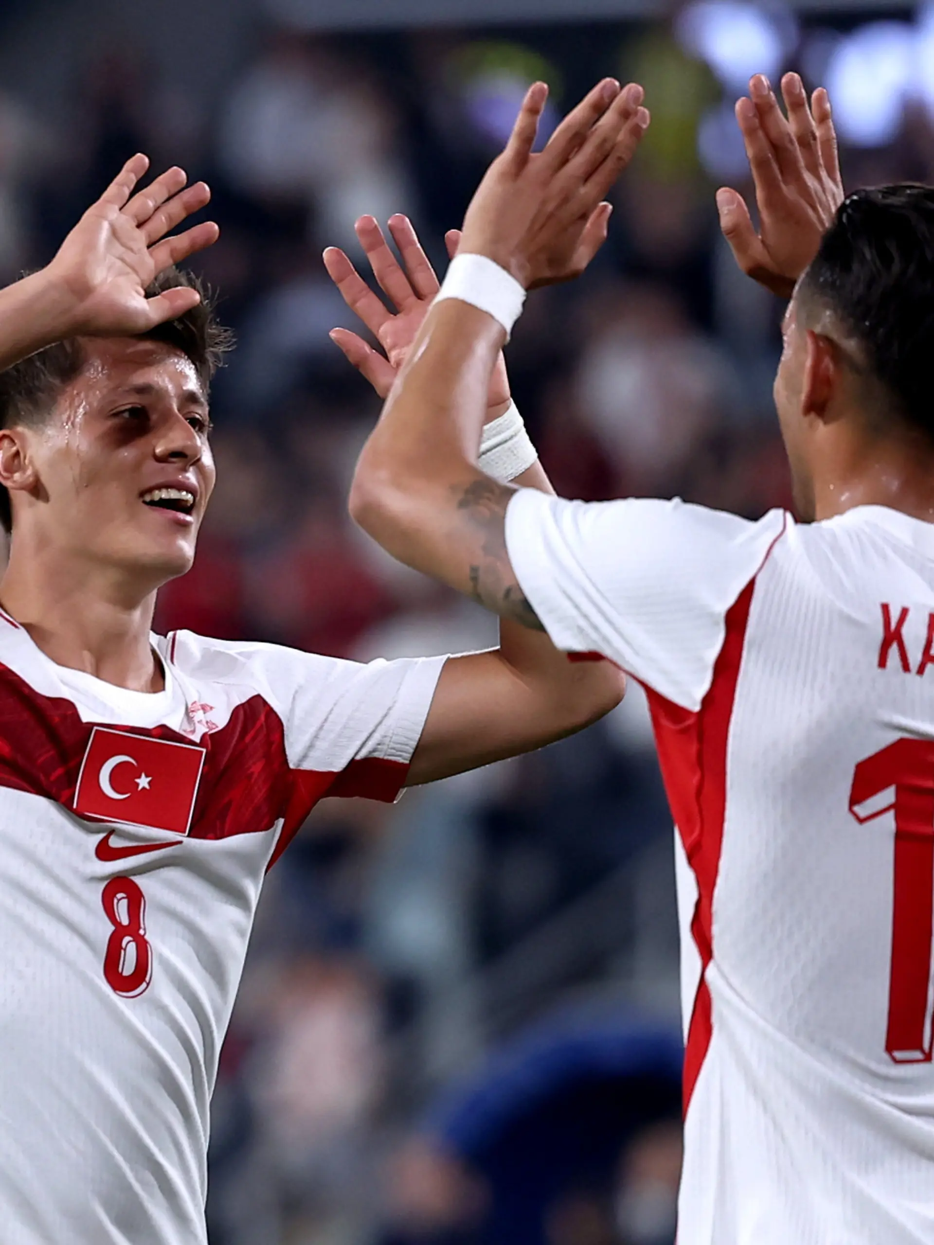 01.06.2026, Türkei, Istanbul: Fußball, Männer: Länderspiele, Türkei - Nordmazedonien, Der türkische Nationalspieler Arda Güler (l) und sein Teamkollege Irfan Can Kahveci feiern ein Tor. Foto: Samet Yalcin/Samet Yalcin/DIA Photo/AP/dpa +++ dpa-Bildfunk +++