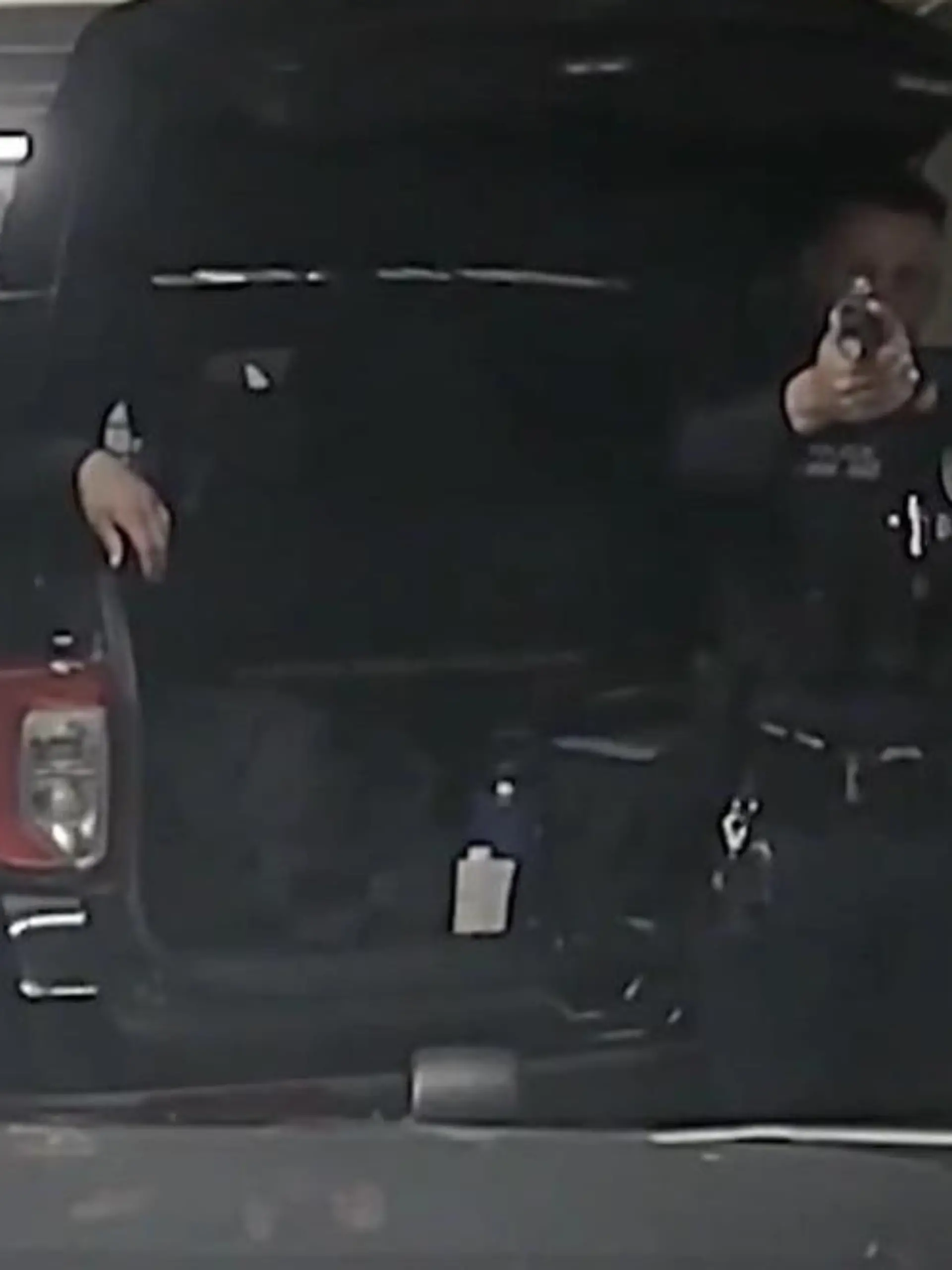 Bild zu: "Polizisten albern mit der Waffe – plötzlich fällt ein Schuss!"