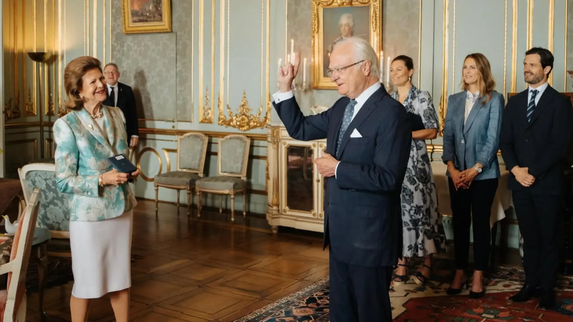 Königin Silvia bekommt die Seraphimmedaille verliehen.