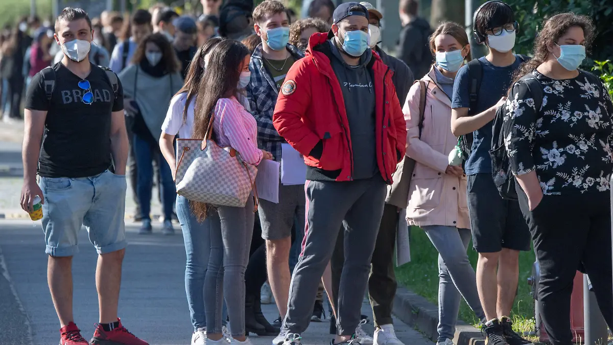 07.07.2021, Rheinland-Pfalz, Mainz: Studierende warten auf dem Uni-Campus in Mainz auf ihre erste Impfung gegen das Coronavirus. In einer kurzfristig organisierten Aktion konnten sich hier rund 1000 Studenten impfen lassen. Foto: Boris Roessler/dpa - ACHTUNG: Nur zur redaktionellen Verwendung im Zusammenhang mit der aktuellen Berichterstattung und nur im vollen Format +++ dpa-Bildfunk +++