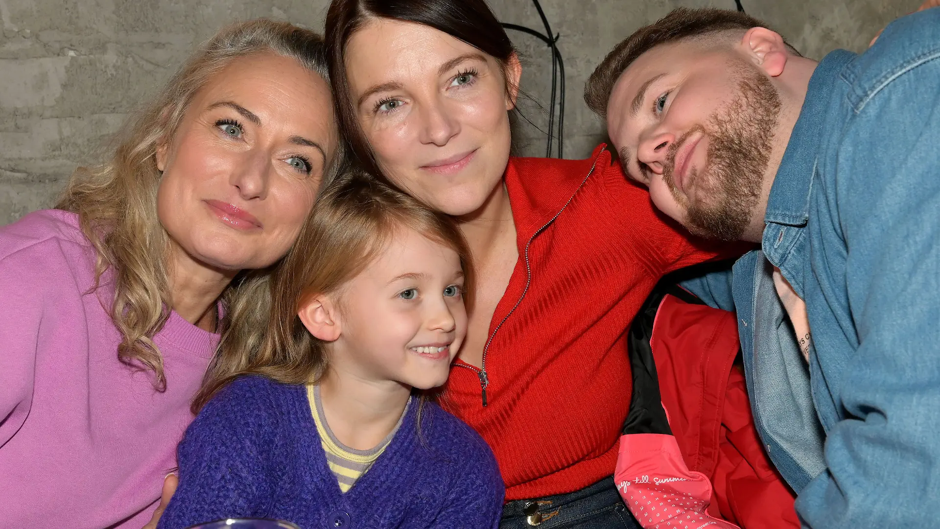 Maren (Eva Mona Rodekirchen, l.), mit ihren GZSZ-Kindern Lilly (Iris Mareike Steen), Emma und Jonas (Felix van Deventer).