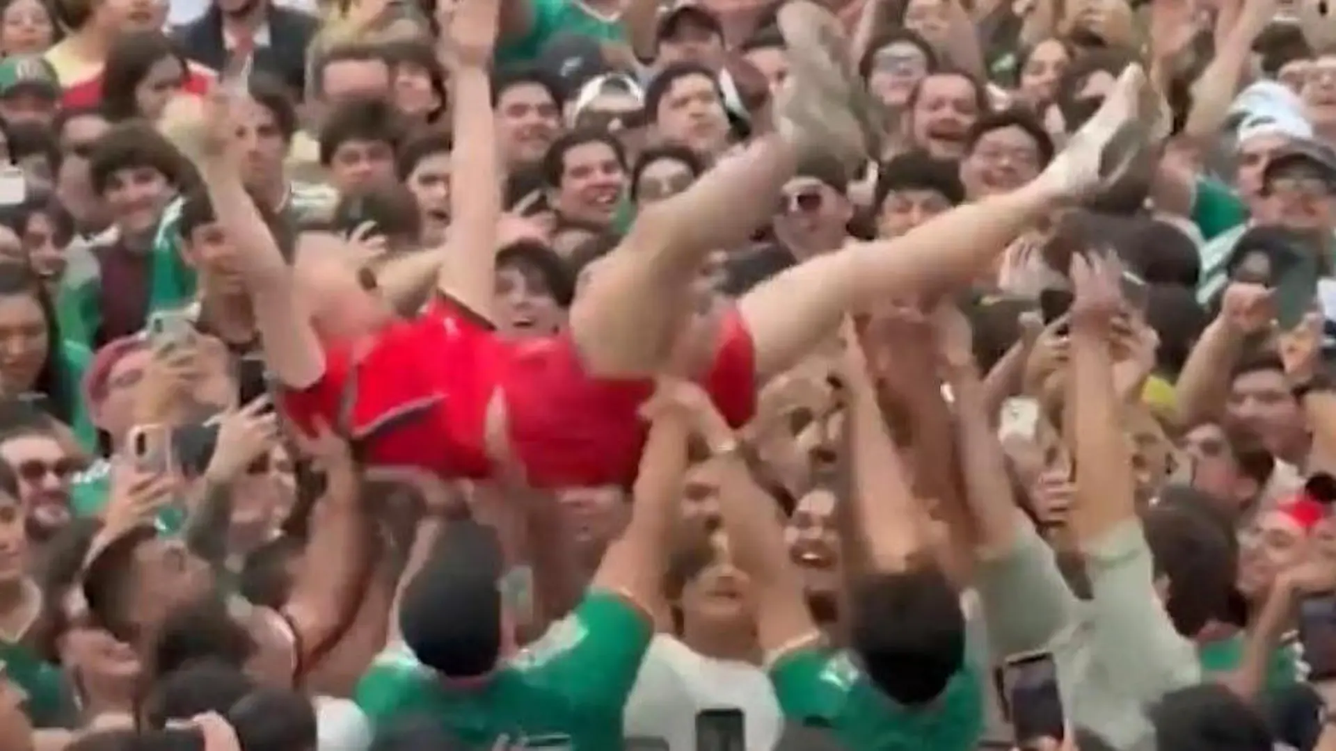 Fußball-Tourist plötzlich Fan-Liebling! Mexikaner schmeißen für IHN eine Party Ekstase nach Auftaktsieg