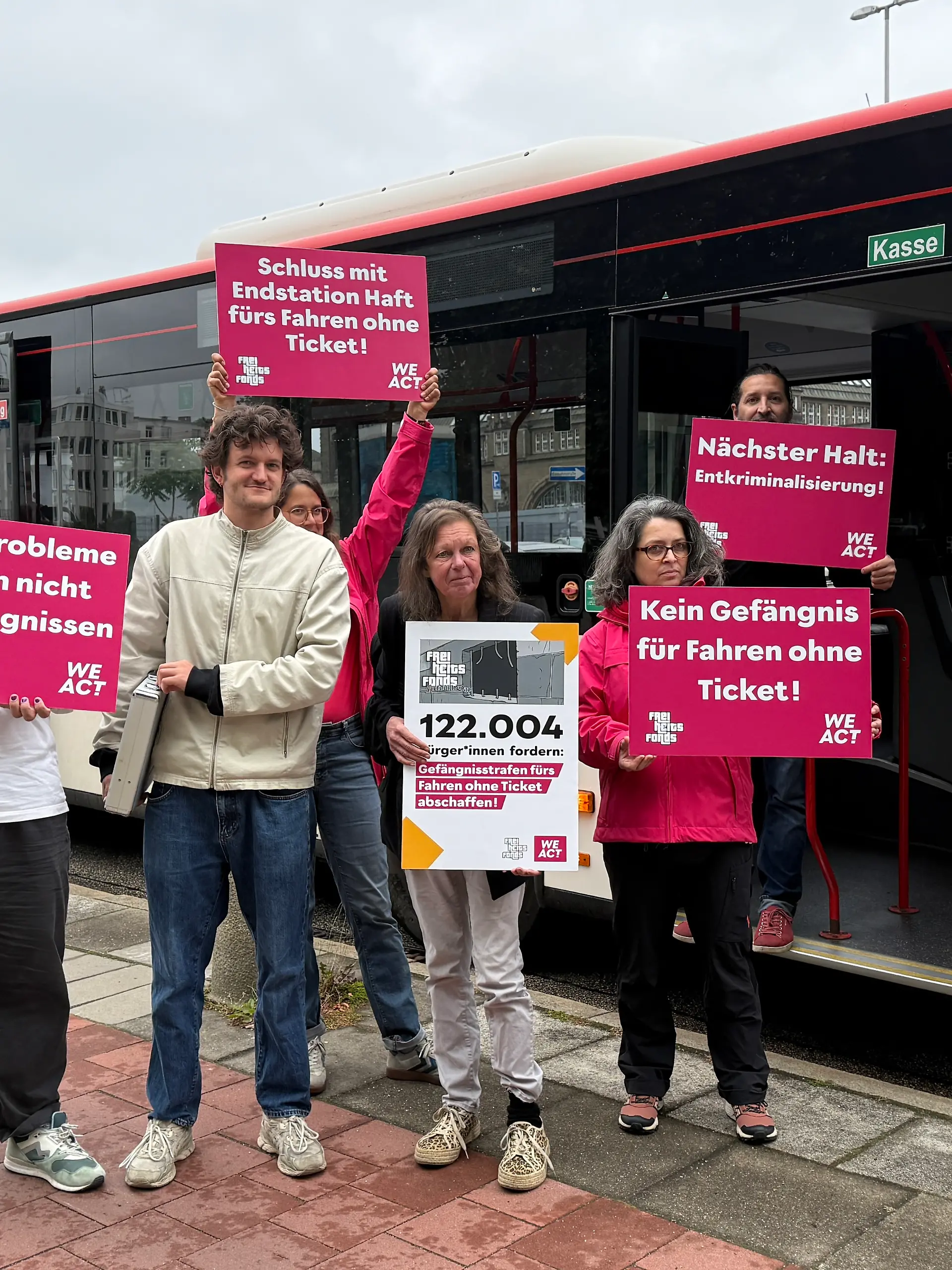 Bild zu: "Aus Haft freigekauft! Initiative holt Schwarzfahrer aus dem Gefängnis"