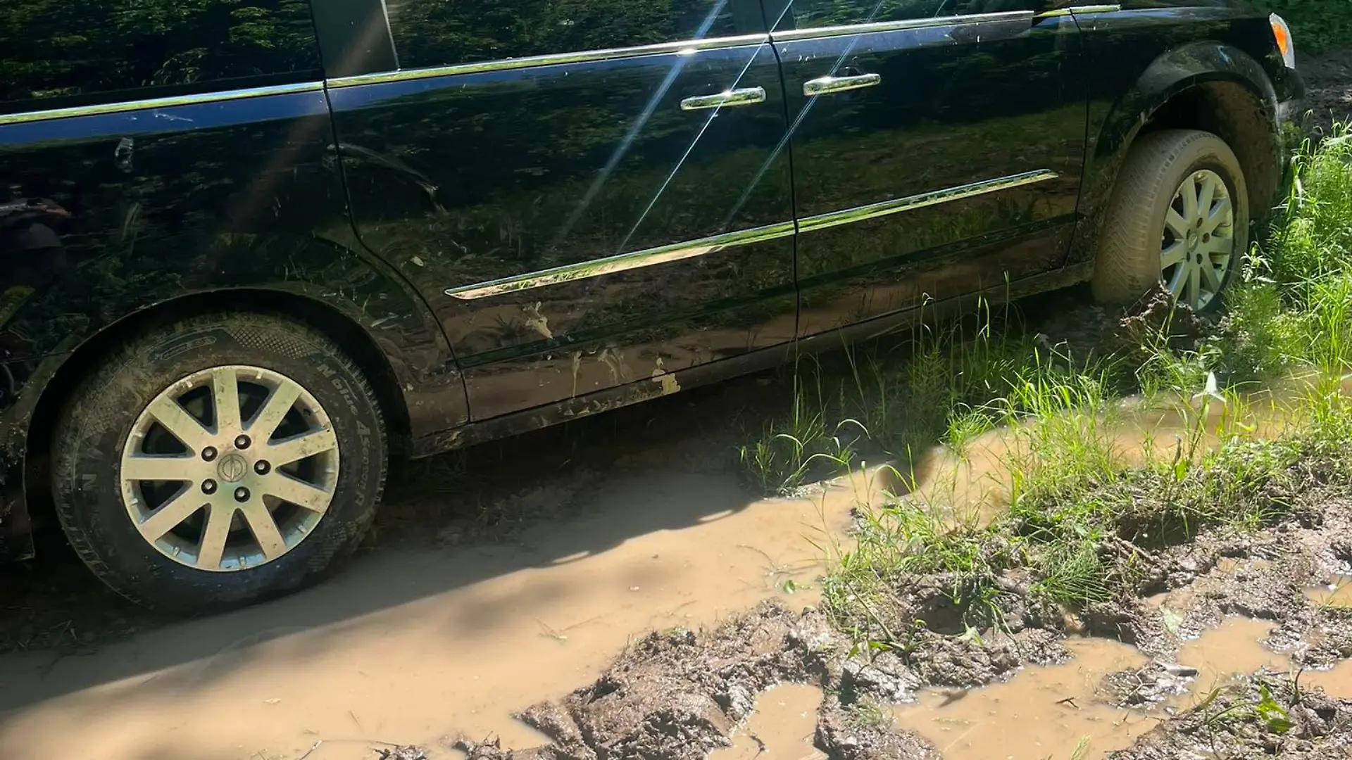 Quadfahrer entdecken Frau, die seit 3 Tagen im Treibsand feststeckt und retten sie