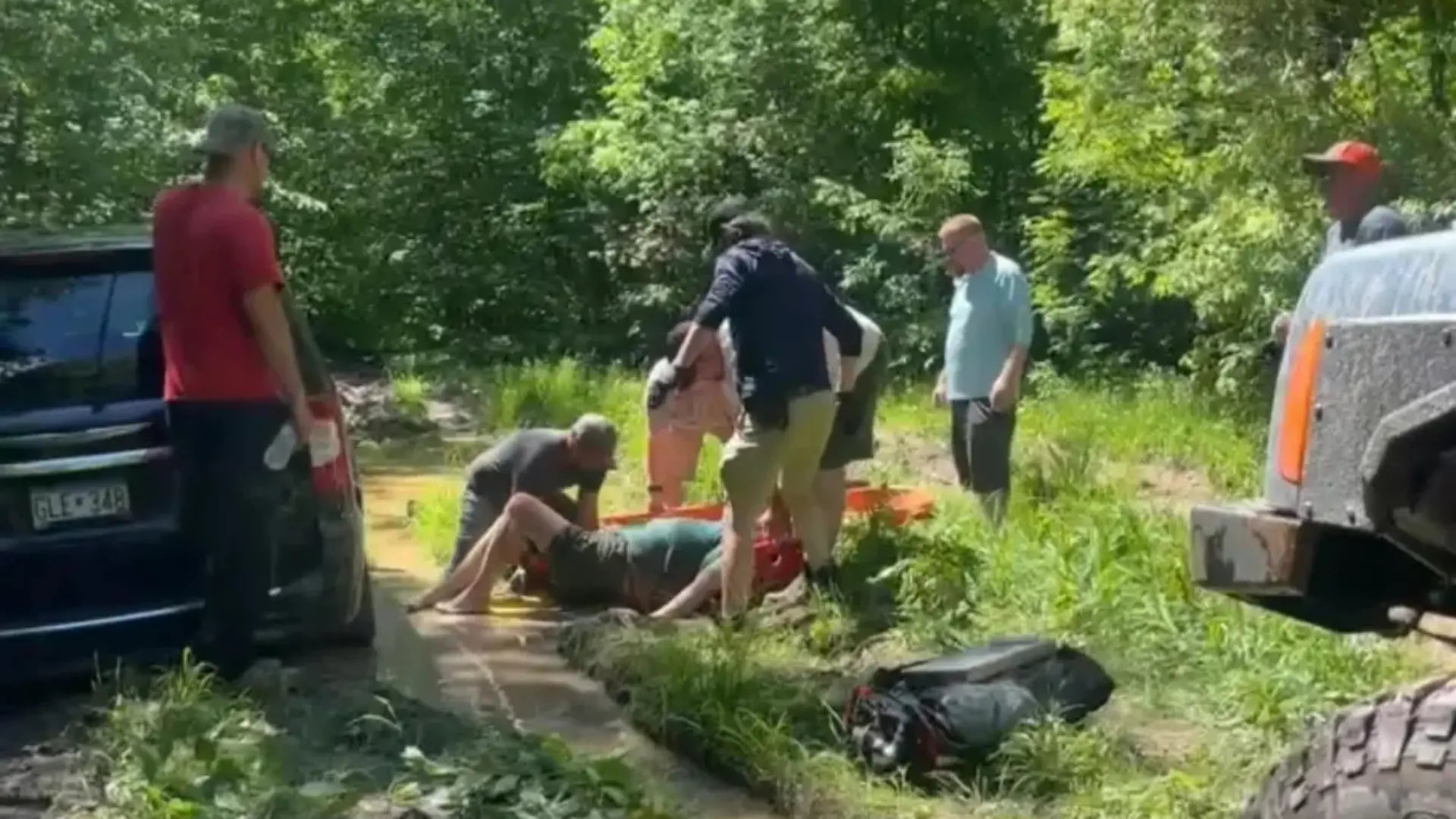 Quadfahrer entdecken Frau, die seit 3 Tagen im Treibsand feststeckt und retten sie