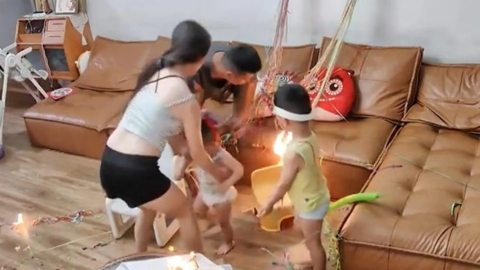 Flammen-Ausbruch bei Geburtstagsfoto! Plötzlich brennt es neben Kleinkindern Eine Sekunde der Unachtsamkeit