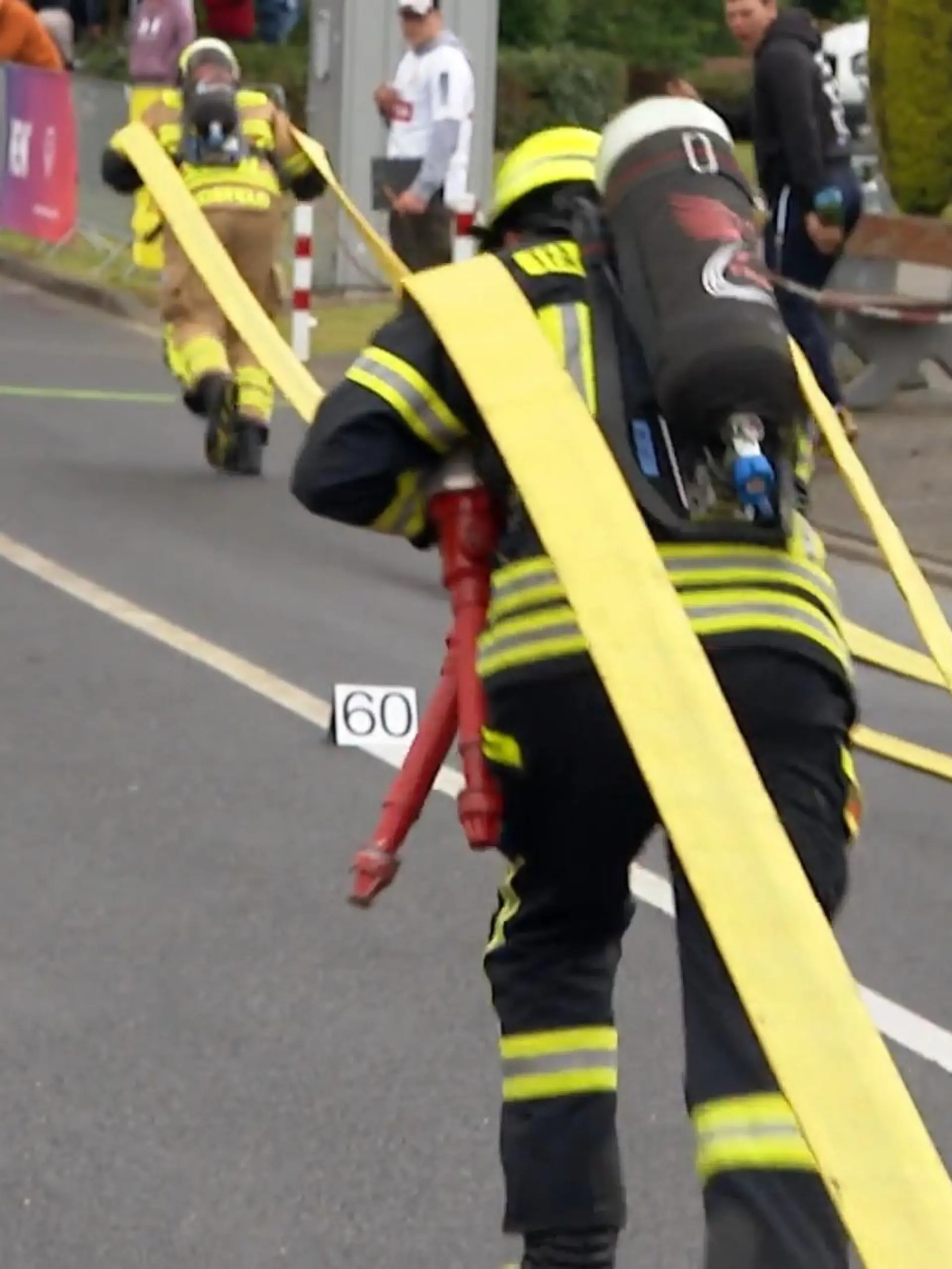 Bild zu: "Feuerwehrleute bei Extrem-Wettkampf"