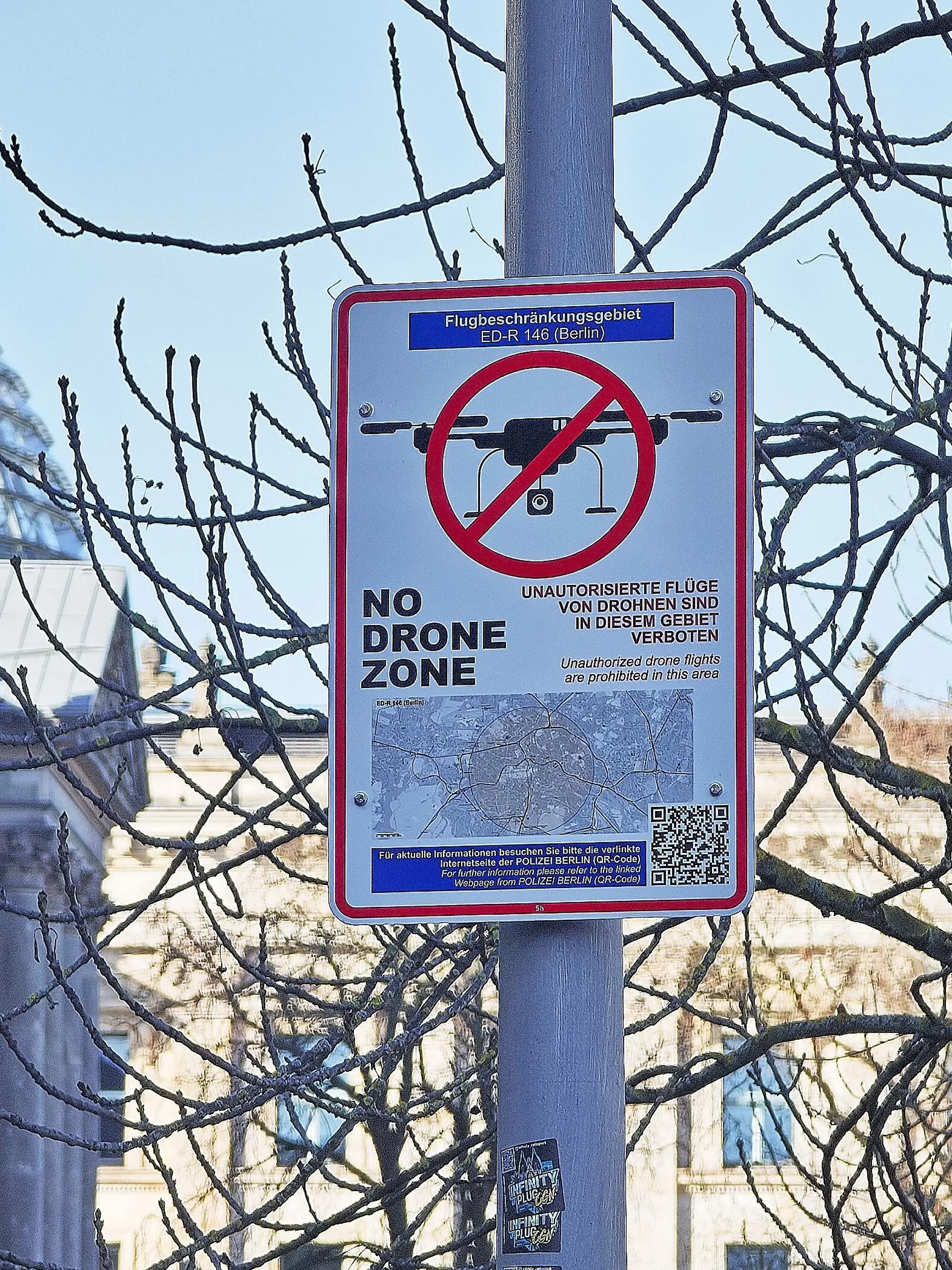Berlin, Deutschland: Ein Schild vor dem Deutschen Bundestag weist auf das Drohnen-Verbot hin