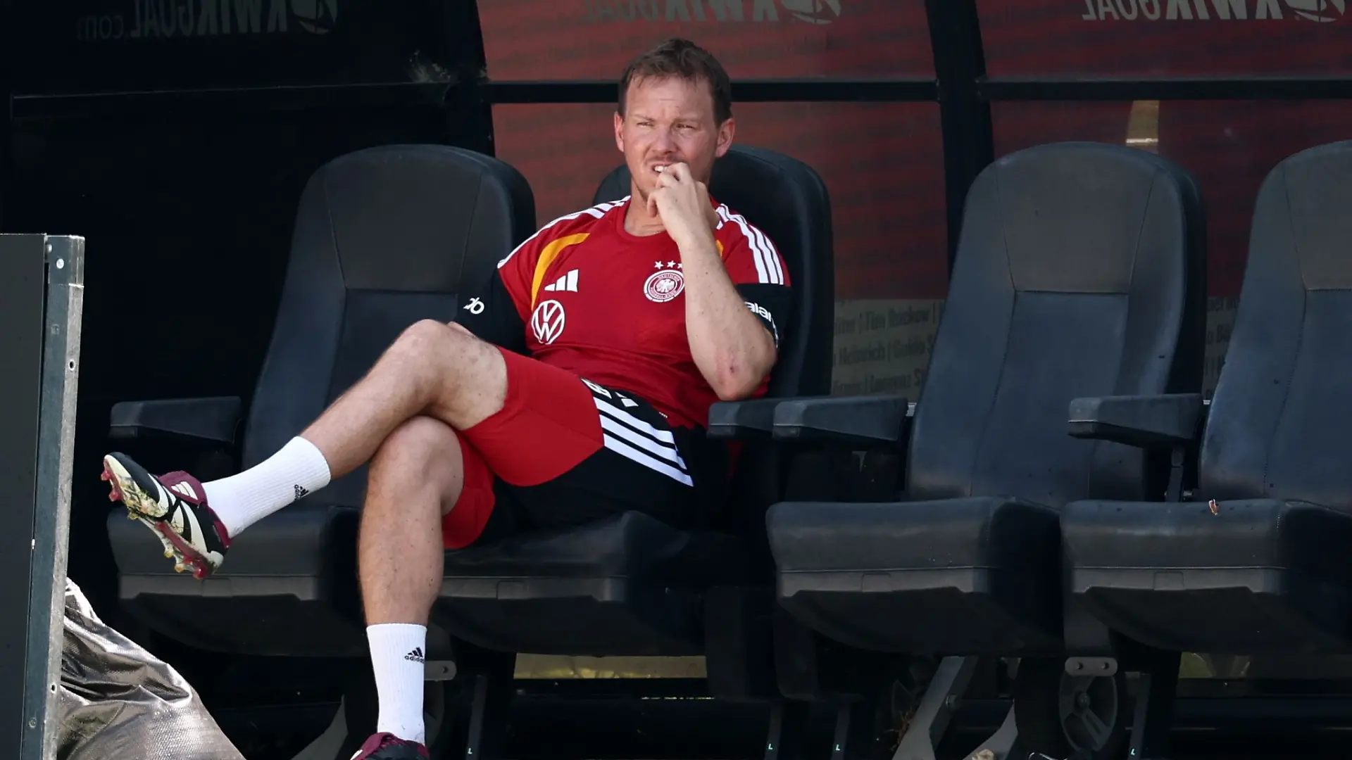 Der Bundestrainer ist froh über jeden Schattenplatz.