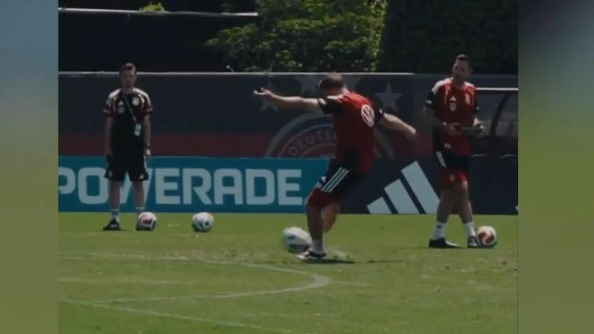 Der Bundestrainer macht's vor! HIER schießt Julian Nagelsmann ein echtes Traumtor Kurz vor dem ersten WM-Spiel