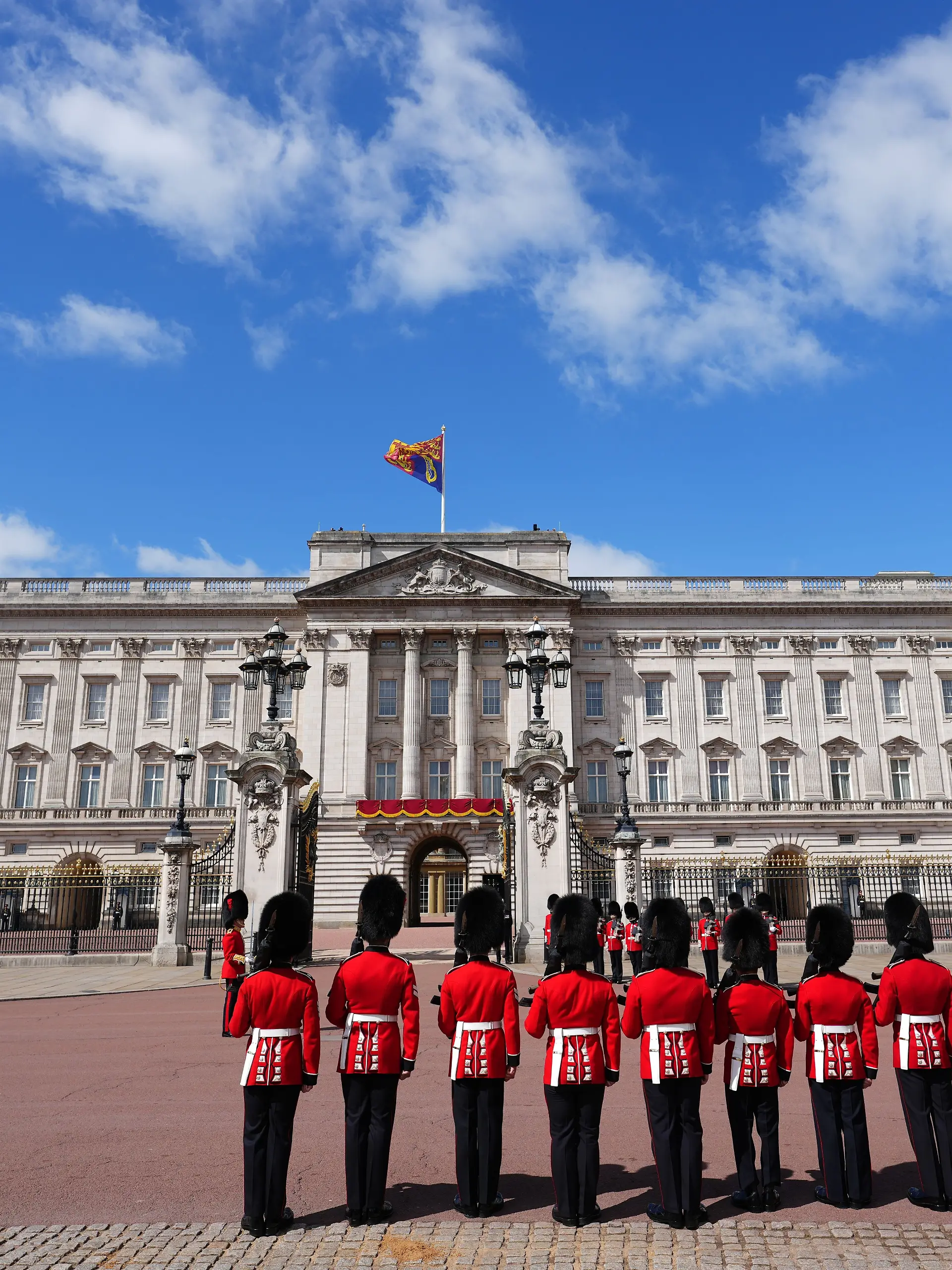 Vor dem Buckingham Palace sammeln sich erste Soldaten
