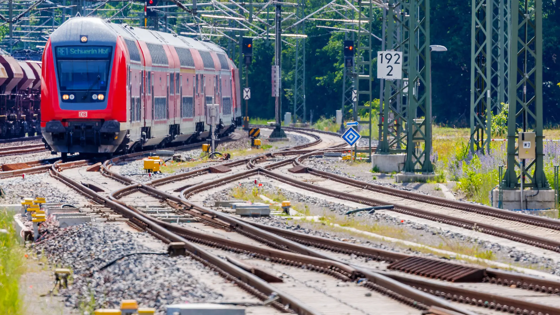 Ein Regionalexpress fährt von der Hauptstrecke Hamburg - Berlin im Bahnhof Hagenow nach Schwerin ab. Die Bahnstrecke ist nach umfangreichen Bauarbeiten seit einigen Wochen wieder für den Verkehr freigegeben. Nach Verzögerungen bei der Sanierung soll die gesamte Bahnstrecke zwischen Berlin und Hamburg am 14.06.2026 wieder vollständig in Betrieb gehen.