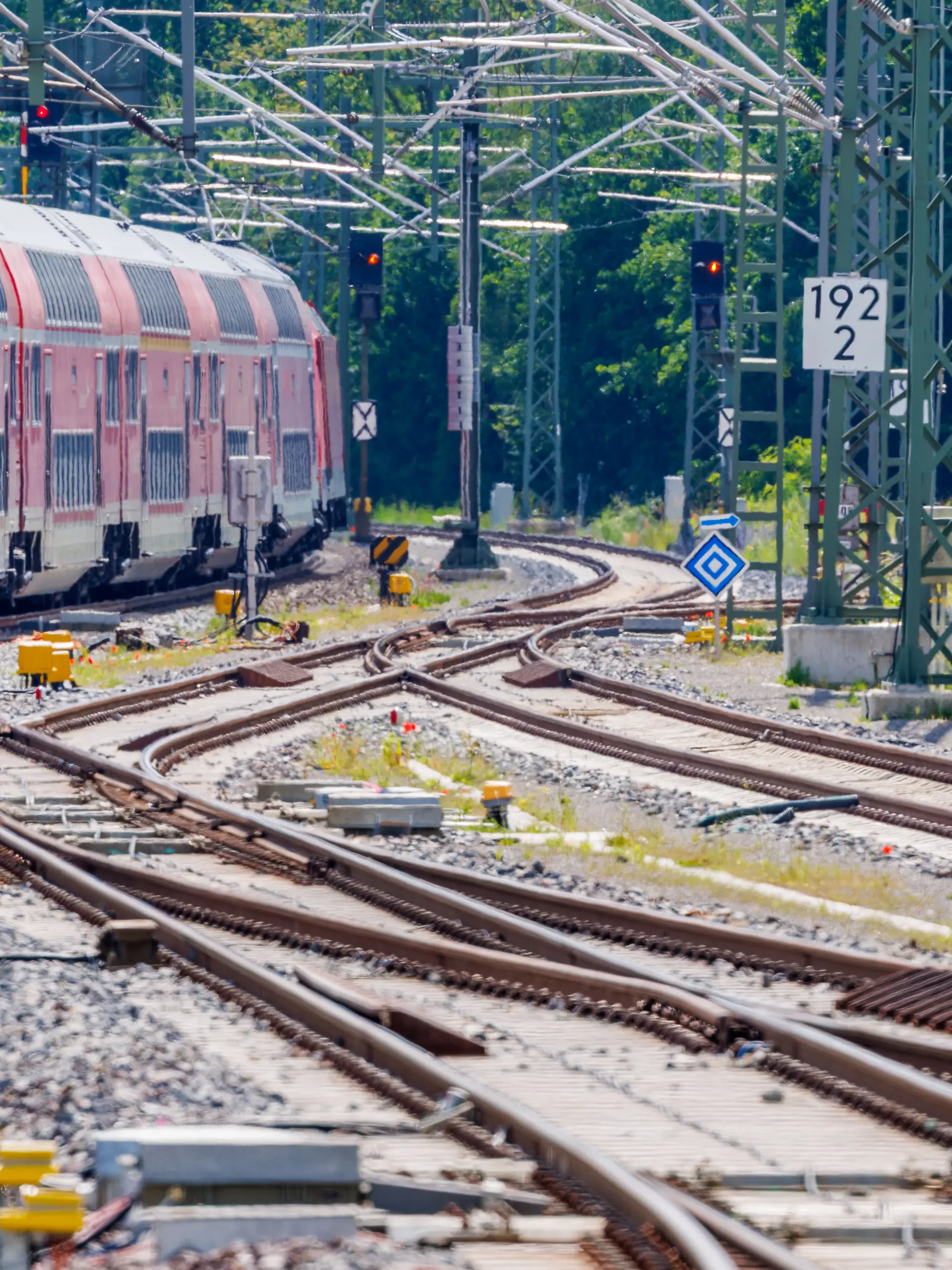Ein Regionalexpress fährt von der Hauptstrecke Hamburg - Berlin im Bahnhof Hagenow nach Schwerin ab. Die Bahnstrecke ist nach umfangreichen Bauarbeiten seit einigen Wochen wieder für den Verkehr freigegeben. Nach Verzögerungen bei der Sanierung soll die gesamte Bahnstrecke zwischen Berlin und Hamburg am 14.06.2026 wieder vollständig in Betrieb gehen.