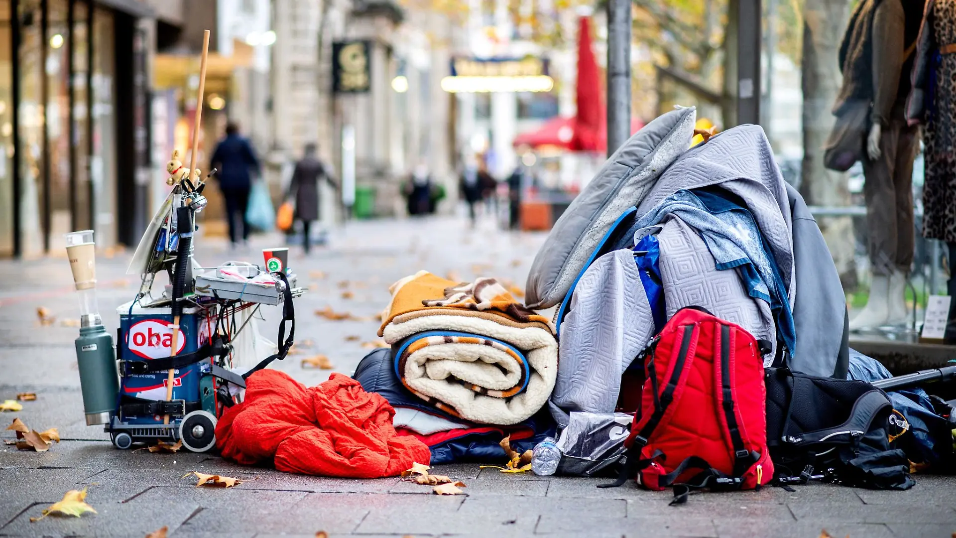 Die Habseligkeiten eines Obdachlosen liegen auf einem Bürgersteig in der Innenstadt Hannovers. Nicht nur kalte Winter sind für wohnungslose Menschen eine Gefahr, sondern auch heiße Sommer. (Archivbild)