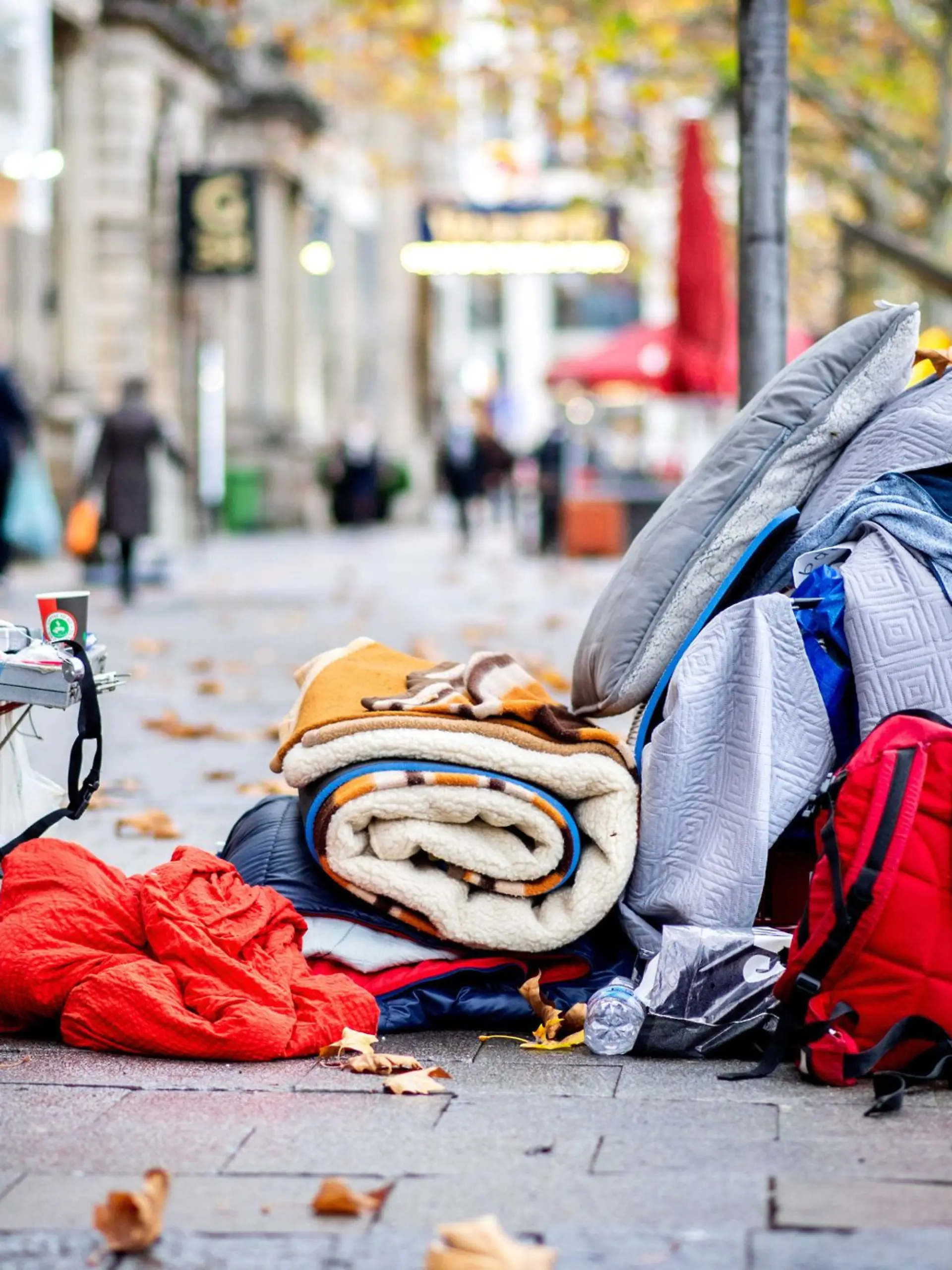 Die Habseligkeiten eines Obdachlosen liegen auf einem Bürgersteig in der Innenstadt Hannovers. Nicht nur kalte Winter sind für wohnungslose Menschen eine Gefahr, sondern auch heiße Sommer. (Archivbild)