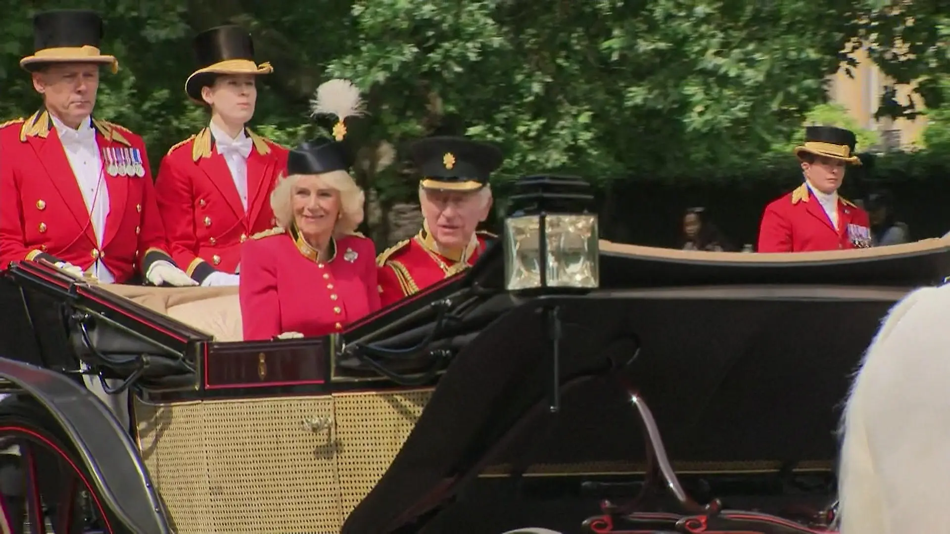 Reitverbot für den König? Deshalb saß Charles bei Geburtstagsfeier in der Kutsche Trooping The Colour 2026