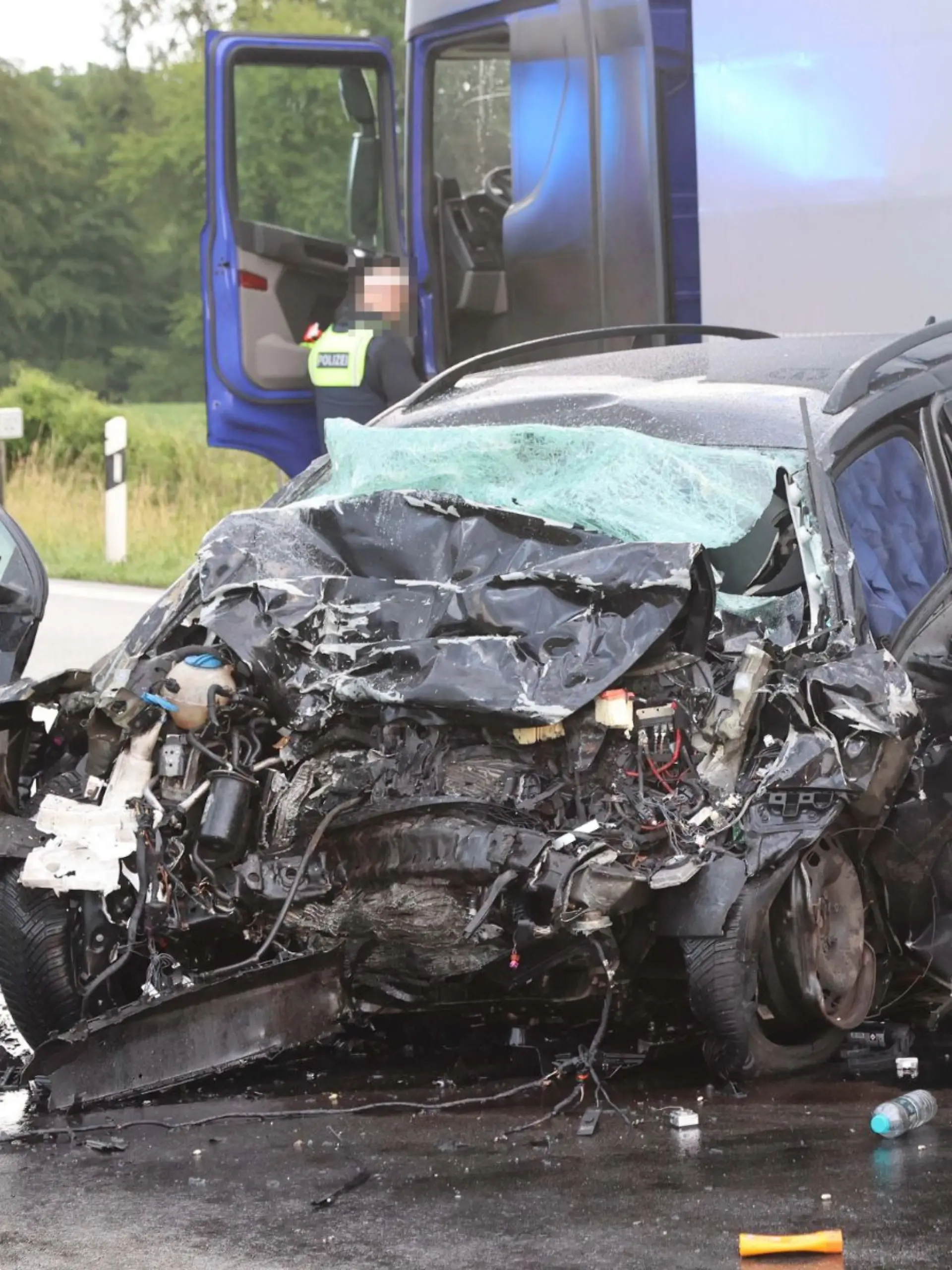 Bei einem Frontalzusammenstoß ihres Autos mit einem Lastwagen ist in Oberbayern eine dreiköpfige Familie ums Leben gekommen.