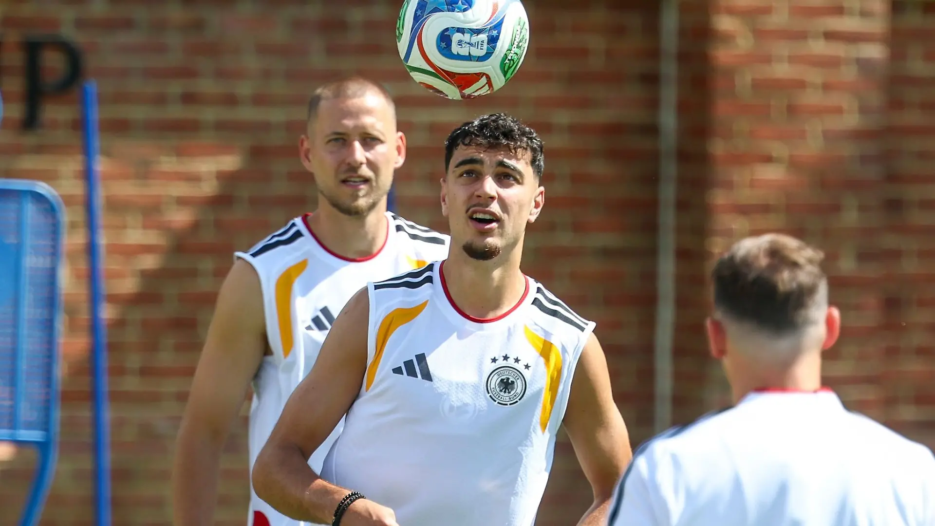 Ein kraftvolles Signal setzen Aleksandar Pavlovic (M) und Waldemar Anton (l) beim Abschlusstraining.