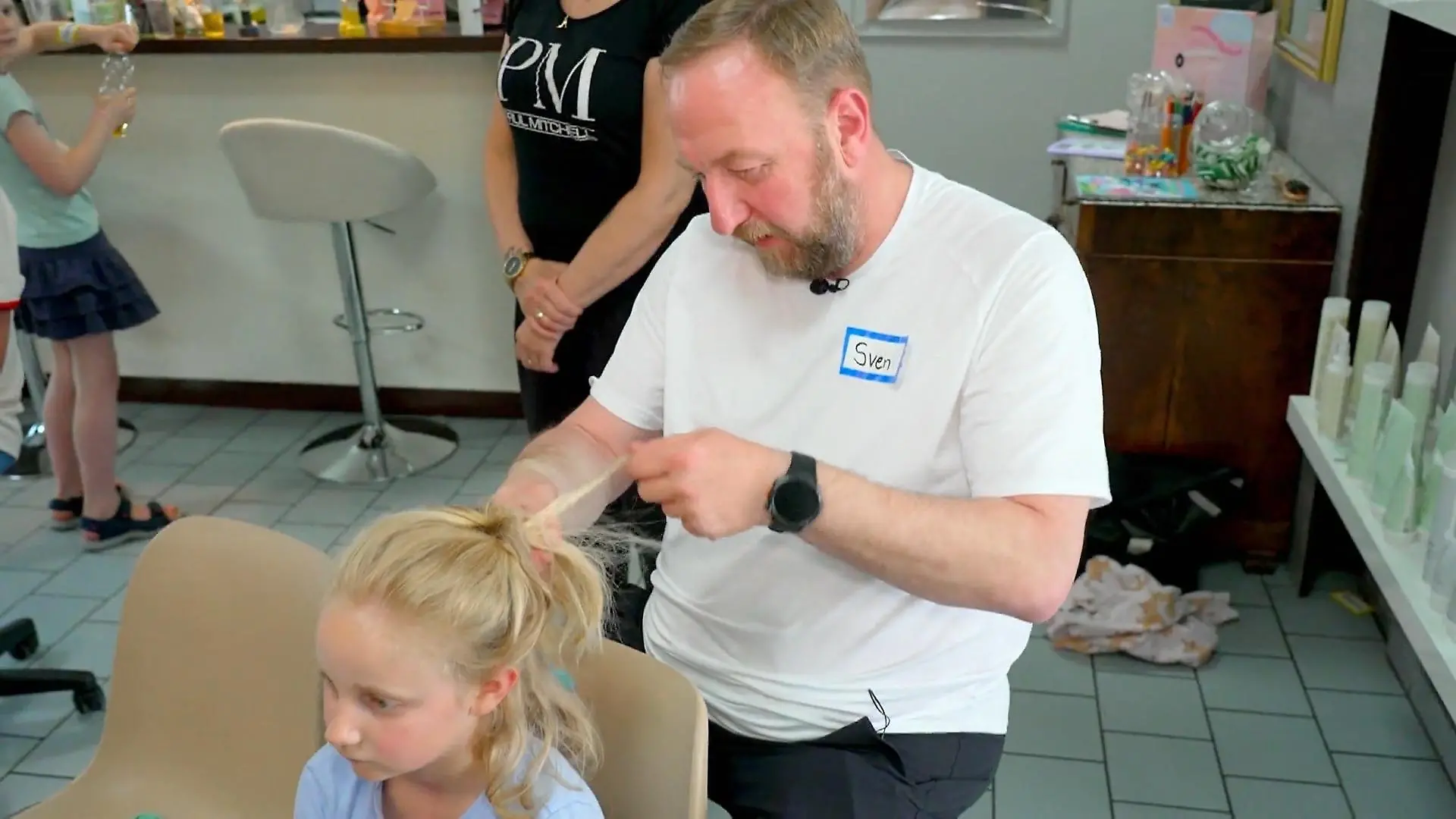 Hier lernen Papas, wie sie ihren Töchtern die Haare machen Ran ans Flechten!