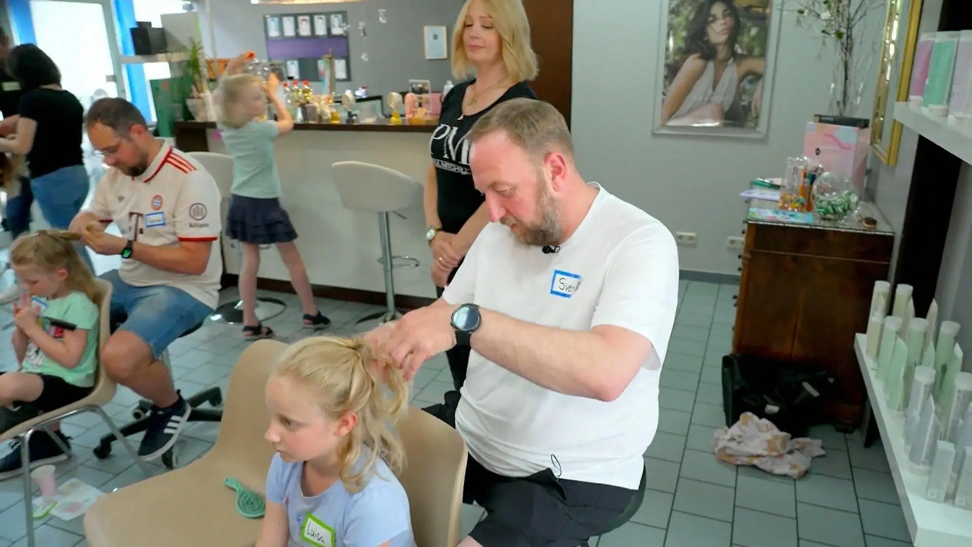 Frisuren-Workshop nur für Väter Friseur, Tochter, Vater