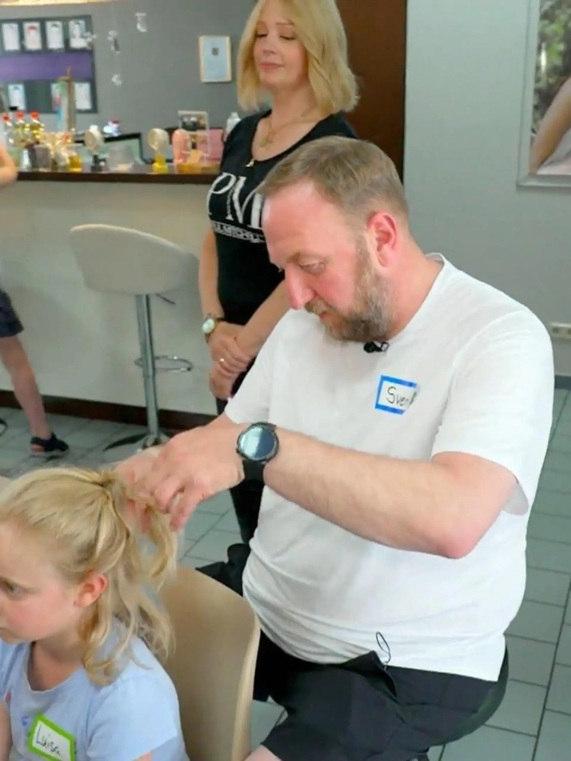 Bild zu: "Frisuren-Workshop nur für Väter"