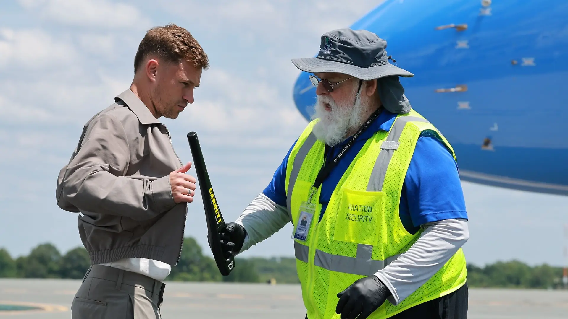 DFB-Kapitän Joshua Kimmich bei der Sicherheitskontrolle auf dem Rollfeld in Winston-Salem.