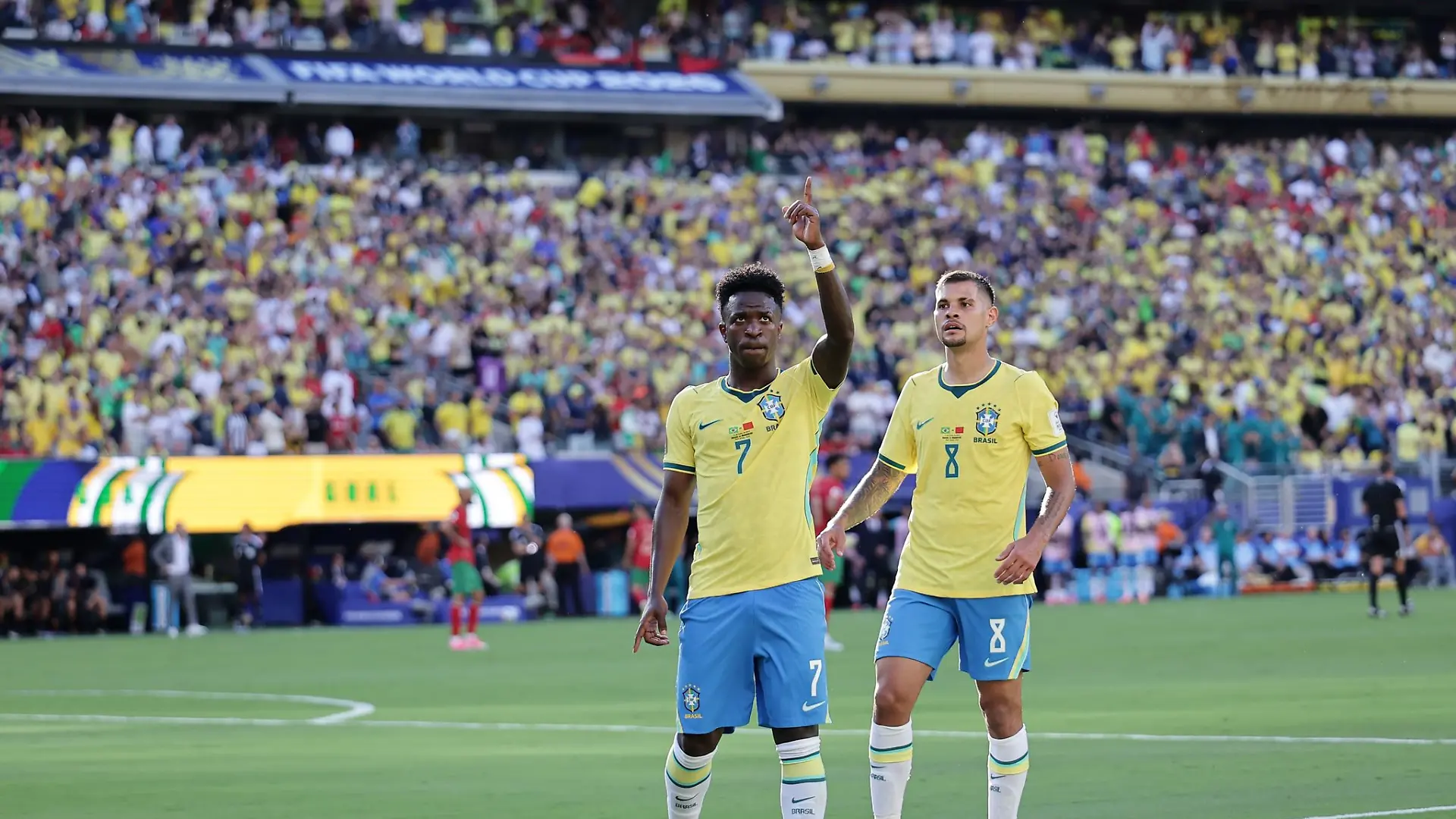 Vinícius Júnior (l.) ist Brasiliens große Offensiv-Hoffnung bei der WM.