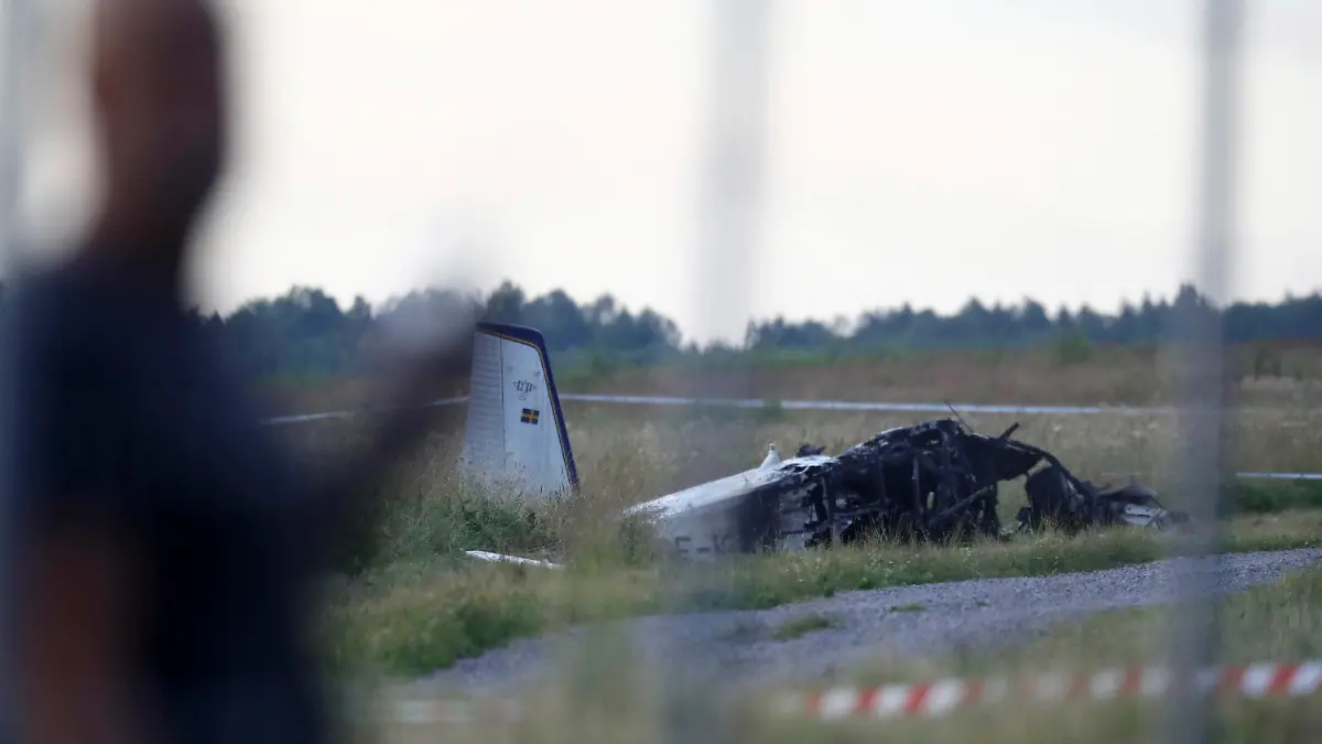 08.07.2021, Schweden, Örebro: Polizei und Rettungsdienste sind am Ort des Absturzes eines Kleinflugzeugs auf dem Flughafen Örebro im Einsatz. Beim Absturz eines Kleinflugzeugs sind in Schweden mehrere Menschen ums Leben gekommen. Die Maschine sei am Flughafen Örebro verunglückt, an Bord sollen neun Personen gewesen sein. Foto: Jeppe Gustafsson/TT News Agency/AP/dpa +++ dpa-Bildfunk +++