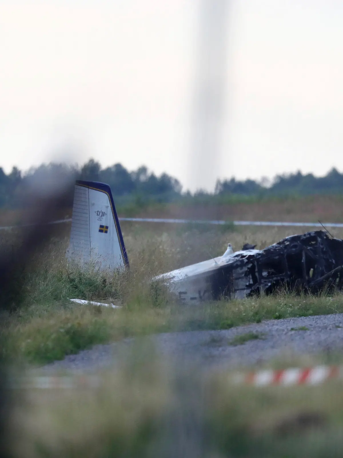 08.07.2021, Schweden, Örebro: Polizei und Rettungsdienste sind am Ort des Absturzes eines Kleinflugzeugs auf dem Flughafen Örebro im Einsatz. Beim Absturz eines Kleinflugzeugs sind in Schweden mehrere Menschen ums Leben gekommen. Die Maschine sei am Flughafen Örebro verunglückt, an Bord sollen neun Personen gewesen sein. Foto: Jeppe Gustafsson/TT News Agency/AP/dpa +++ dpa-Bildfunk +++
