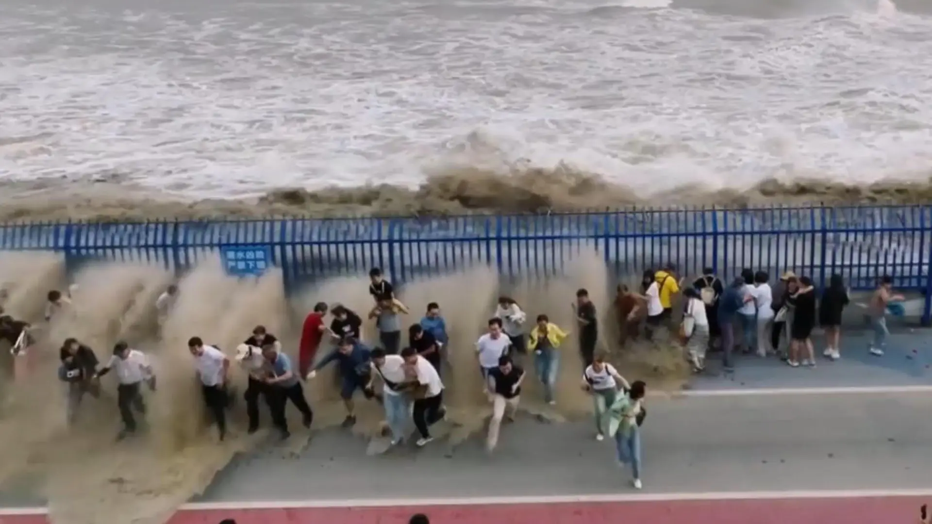 Monster-Welle spült Touristen weg! Menschen fliehen vor Wasserwand Spektakuläres Naturphänomen in China