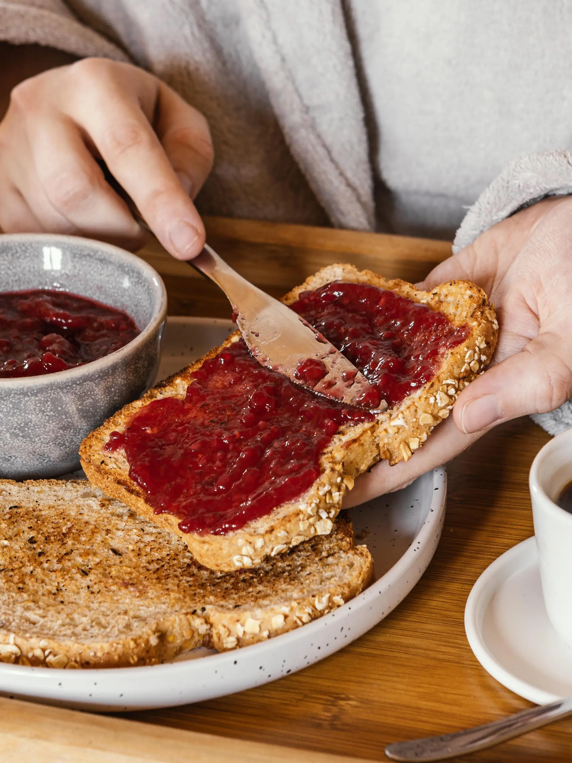 Marmeladenbrot von Hand einlegen