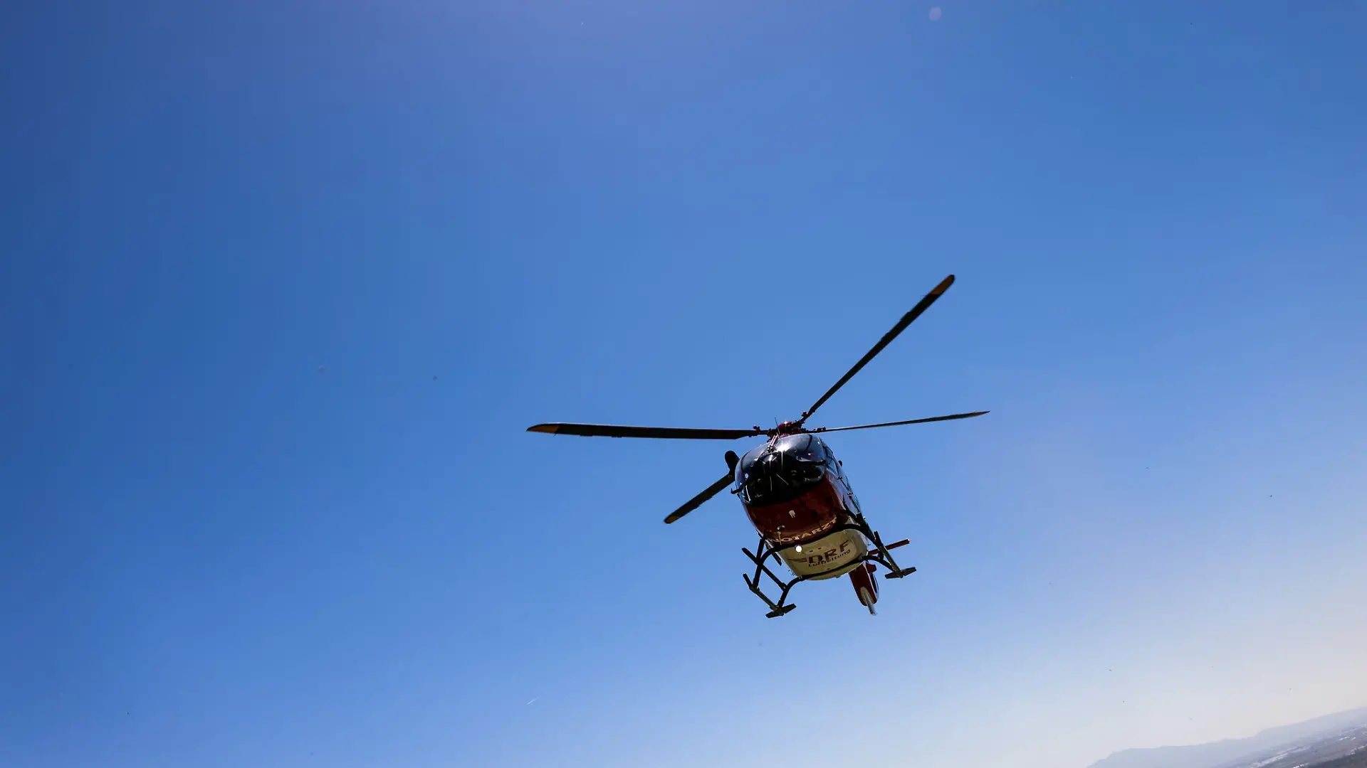 Mit einem Hubschrauber wird eine 55 Jahre alte Kletterin verletzt vom Stuhlfels gerettet. (Symbolbild)