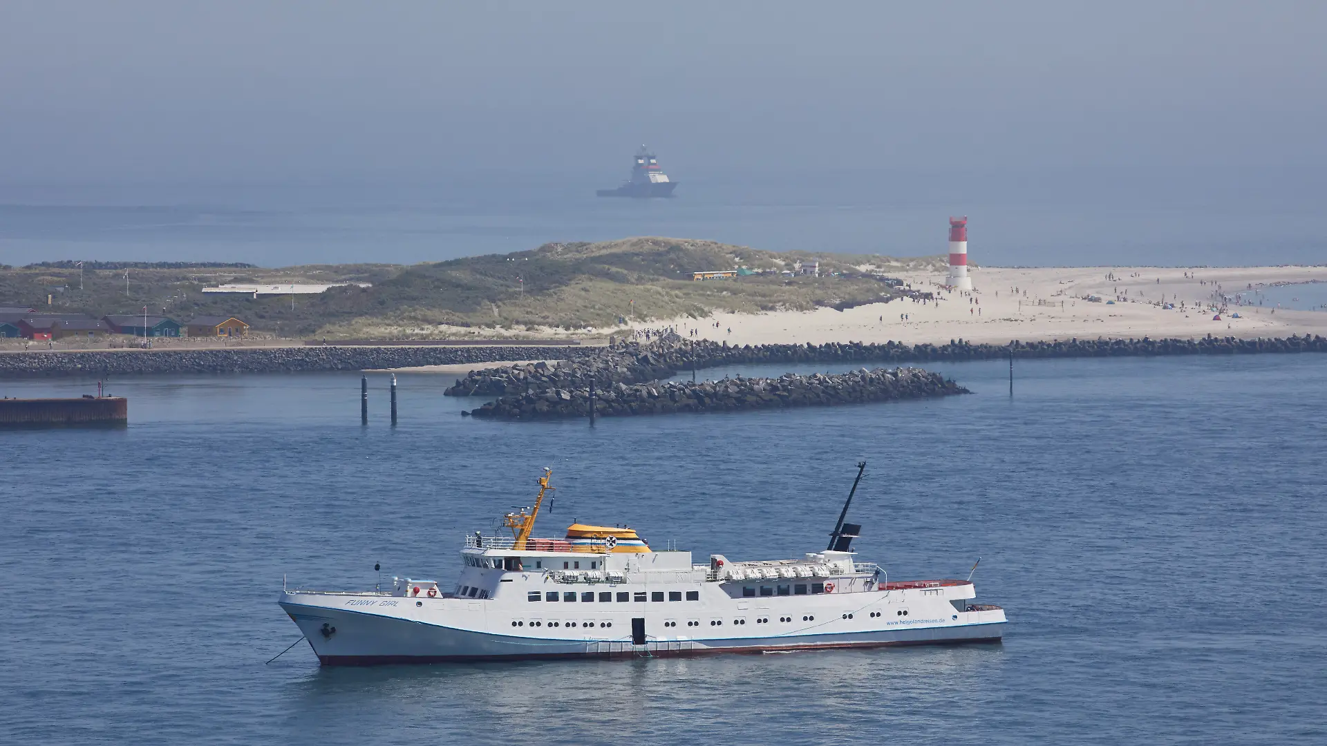 23.07.2019, Helgoland, Schleswig-Holstein: Das Fahrgastschiff Funny Girl liegt vor der Insel Düne vor Anker. Foto: Georg Wendt/dpa