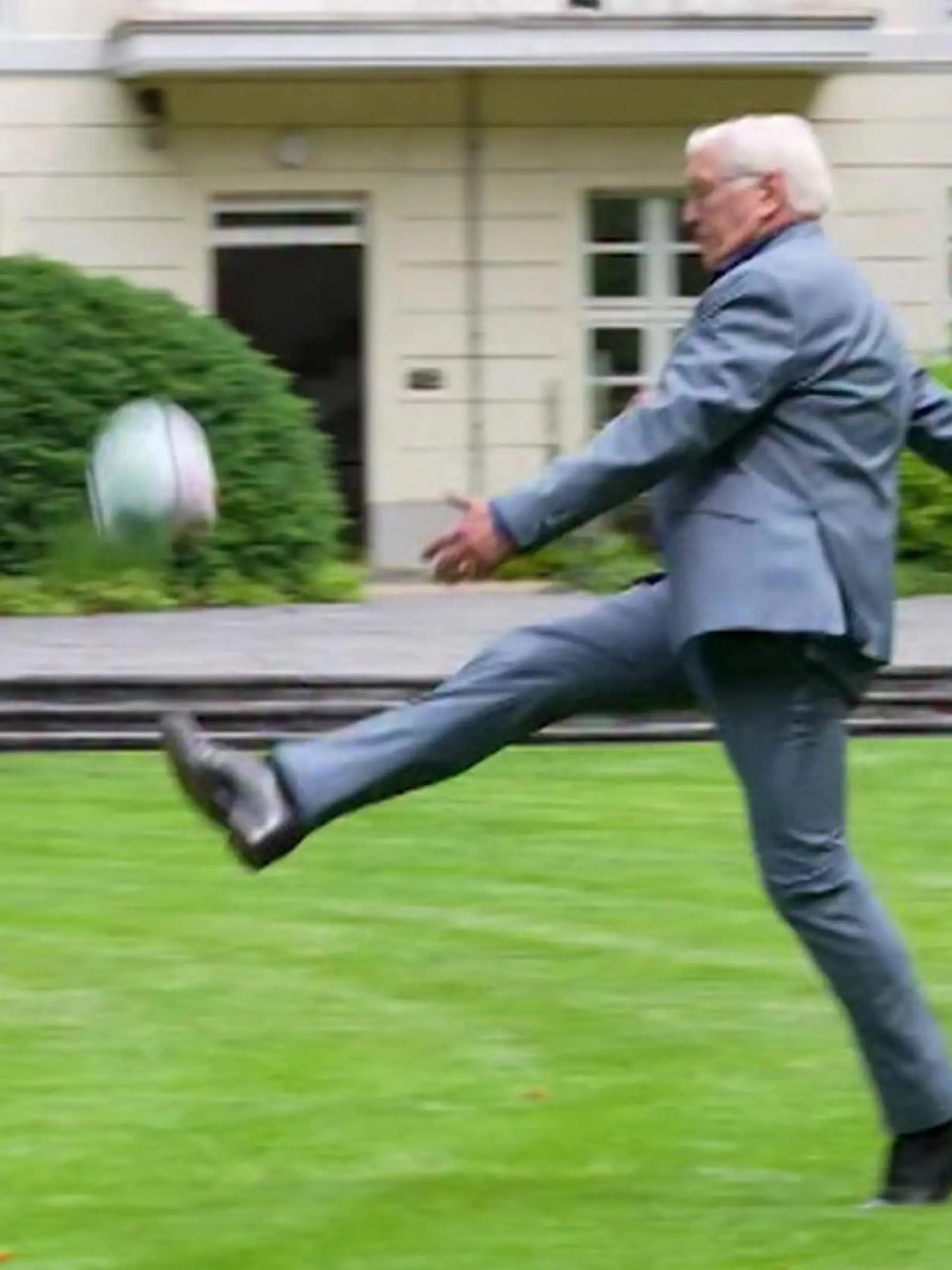 Bild zu: "Bundespräsident jetzt Fußballer? Hier kickt Steinmeier plötzlich mit seiner Frau"