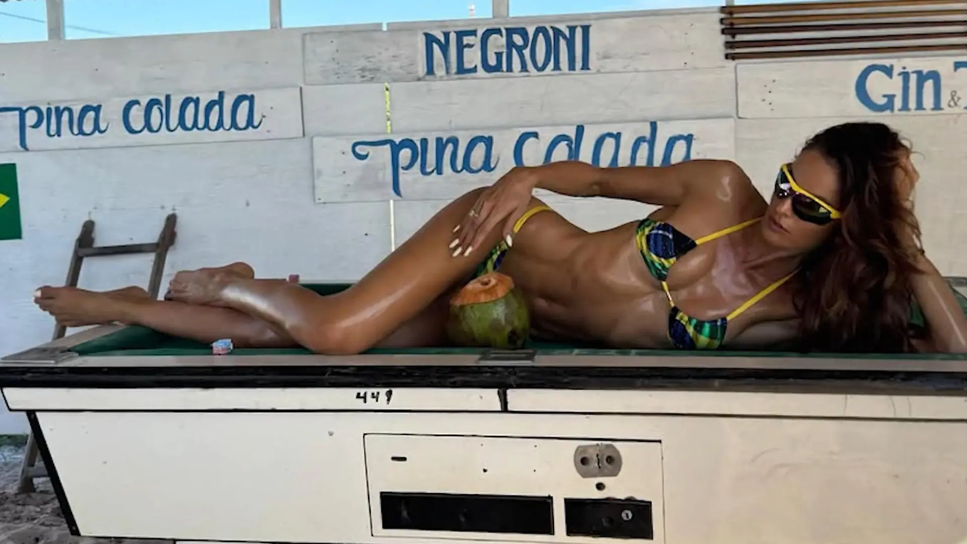 Heiße Fan-Show! Topmodel feuert WM-Team im Mini-Bikini an Trikot? Braucht sie nicht!