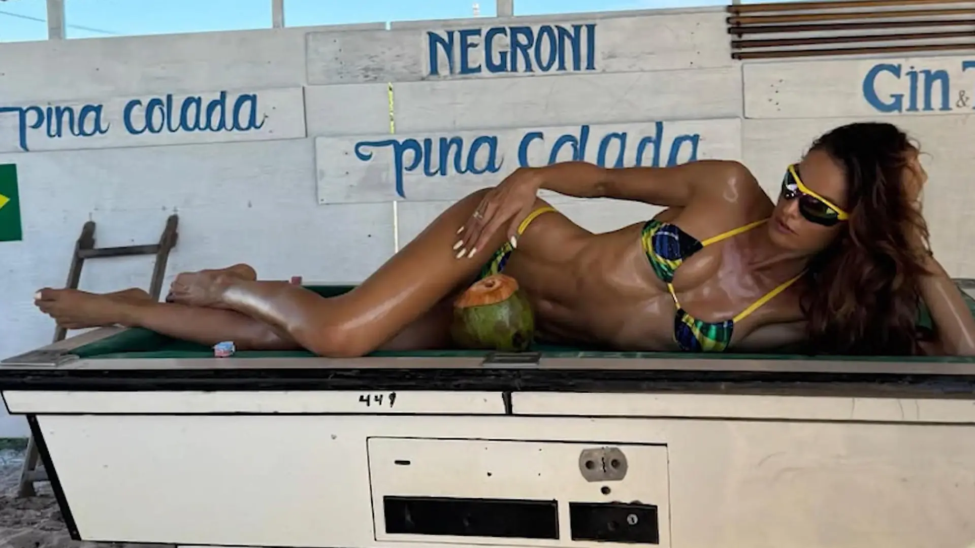 Heiße Fan-Show! Topmodel feuert WM-Team im Mini-Bikini an Trikot? Braucht sie nicht!