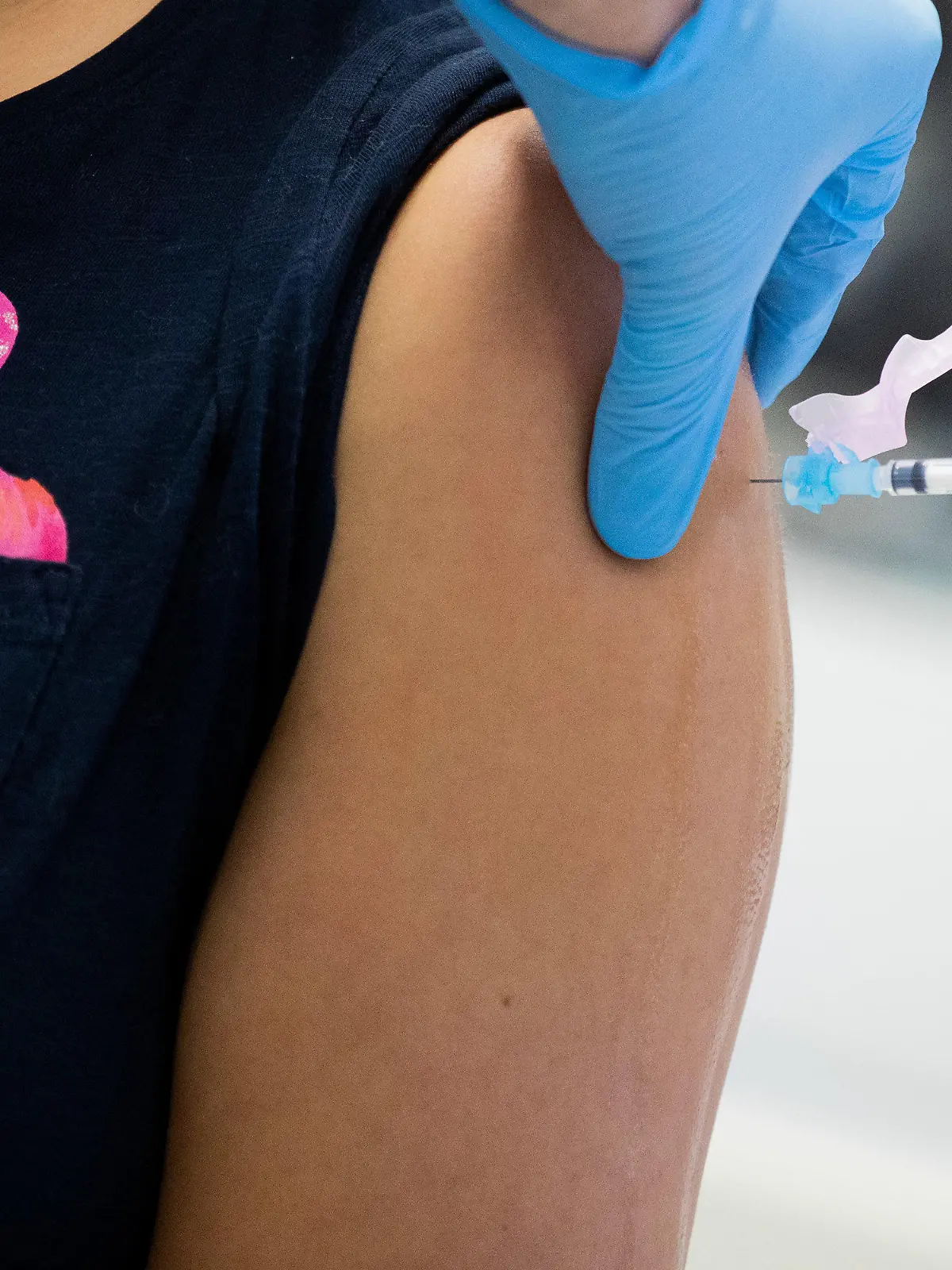 18.01.2021, Nordrhein-Westfalen, Essen: Eine Pflegerin wird am Universitätsklinikum Essen mit dem Impfstoff von Moderna gegen Covid-19 geimpft. Die Corona-Impfkampagne wurde auf das Krankenhauspersonal ausgeweitet. In einem ersten Schritt können sich zunächst 90 000 Beschäftigte aus den besonders von Corona betroffenen Krankenhausbereichen impfen lassen. Dazu gehört etwa das Personal von Isolier- oder Intensivstationen oder Notaufnahmen. Foto: Rolf Vennenbernd/dpa +++ dpa-Bildfunk +++