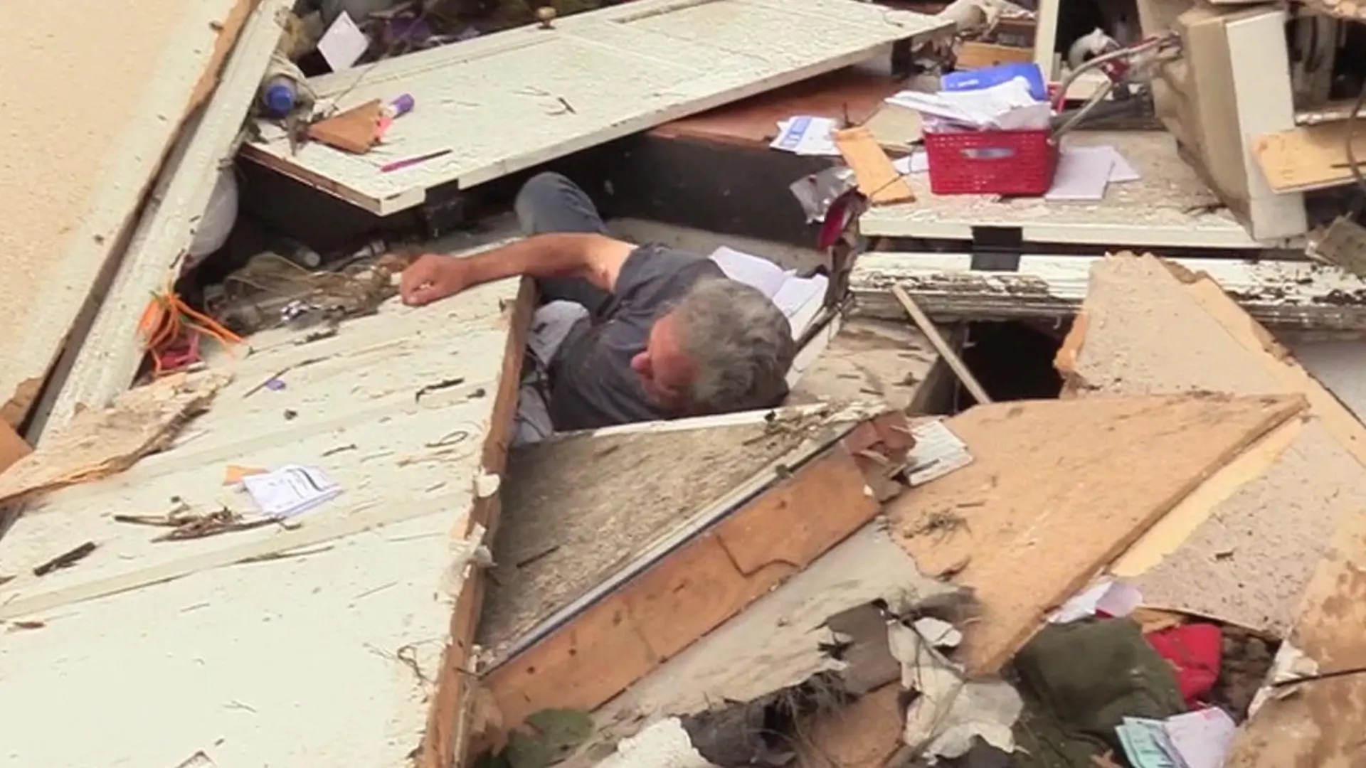 Sturmjäger filmt Tornado – dann hört er plötzlich Hilfeschreie! Mann unter Haus verschüttet